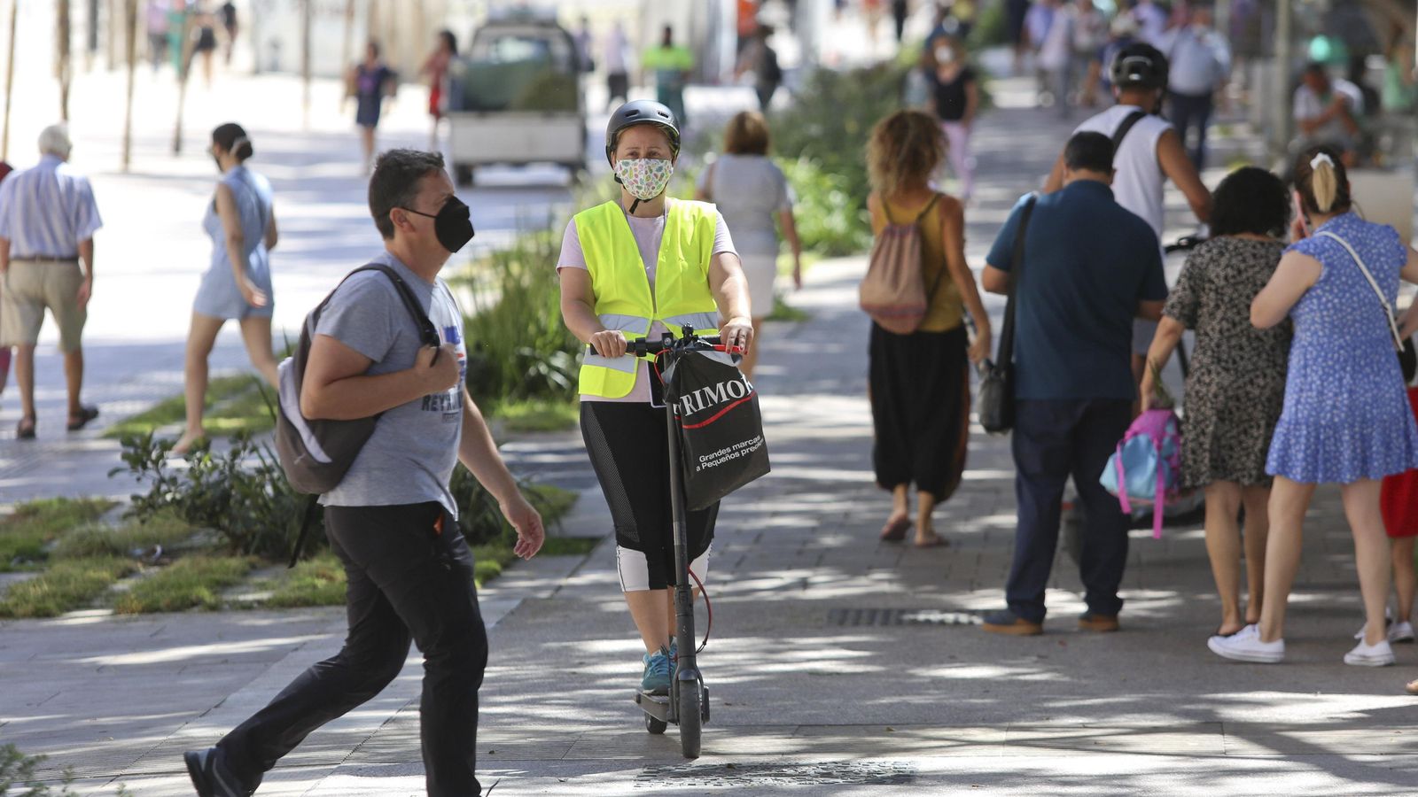 Un peatón cruza el carril bici.
