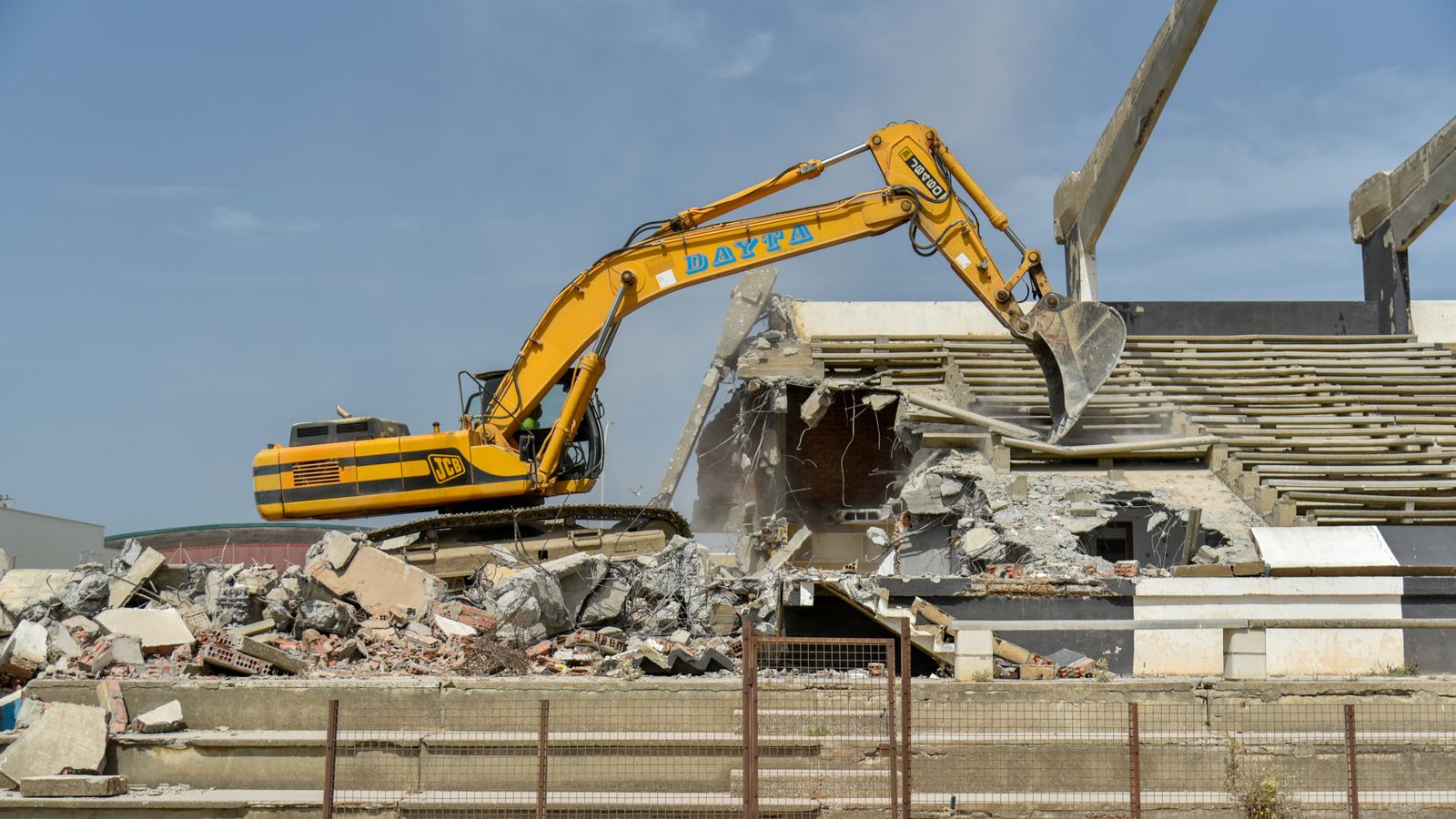 Las fotos del derribo del Estadio Municipal de la Línea