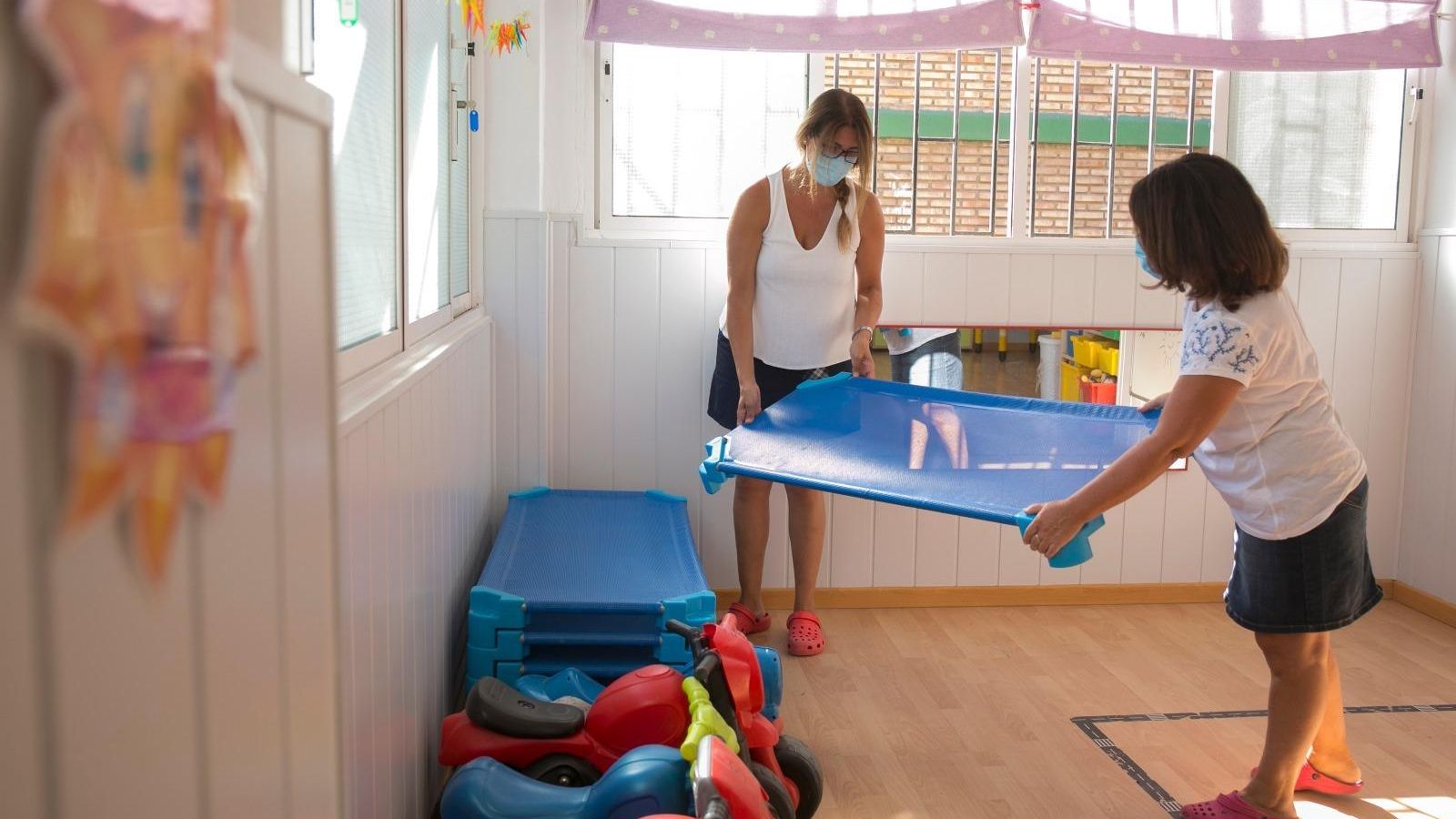 Olga Escalero y Elisa Quesada hacen los últimos preparativos en las aulas.