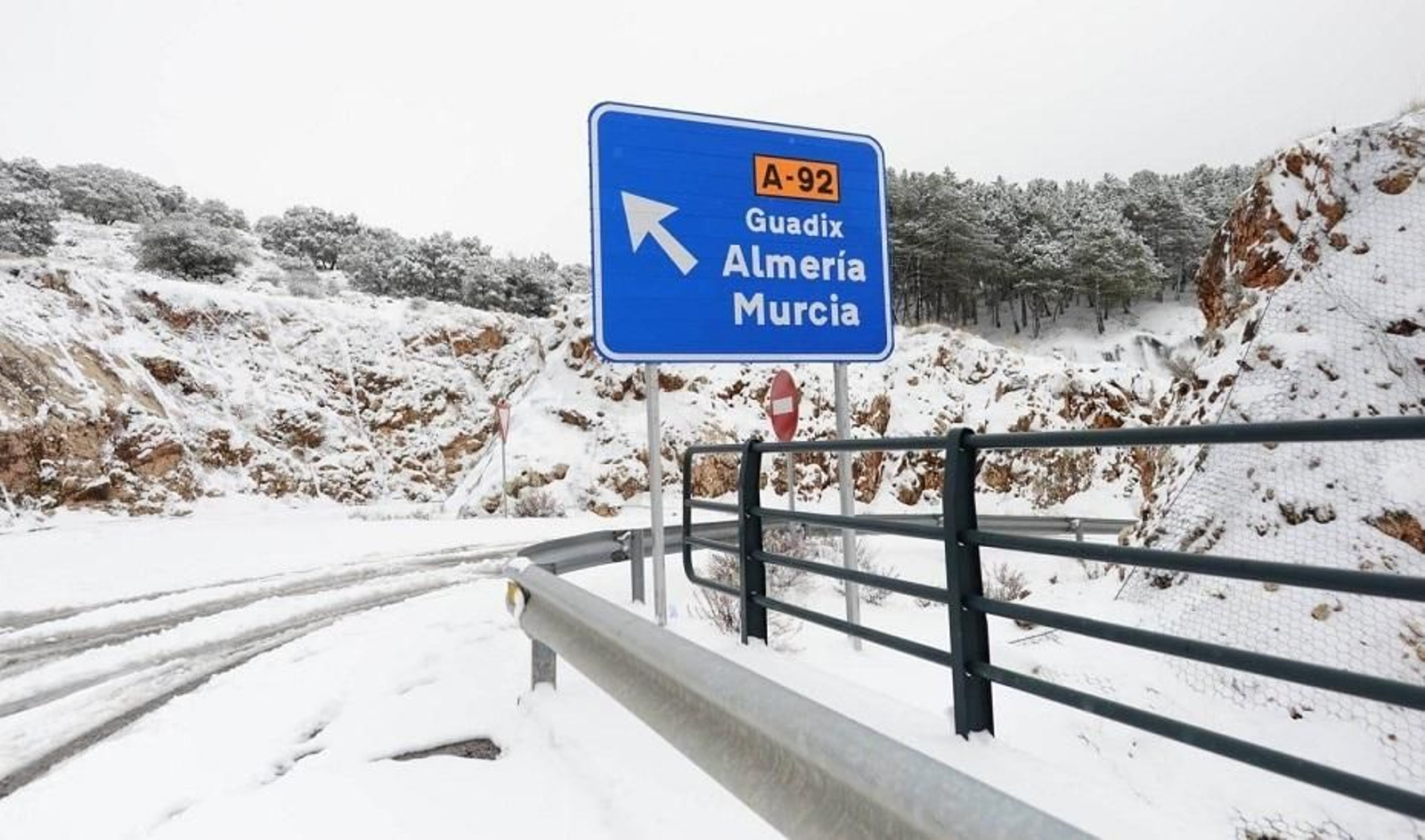 La A-92 a su paso por Granada con nieve en la calzada