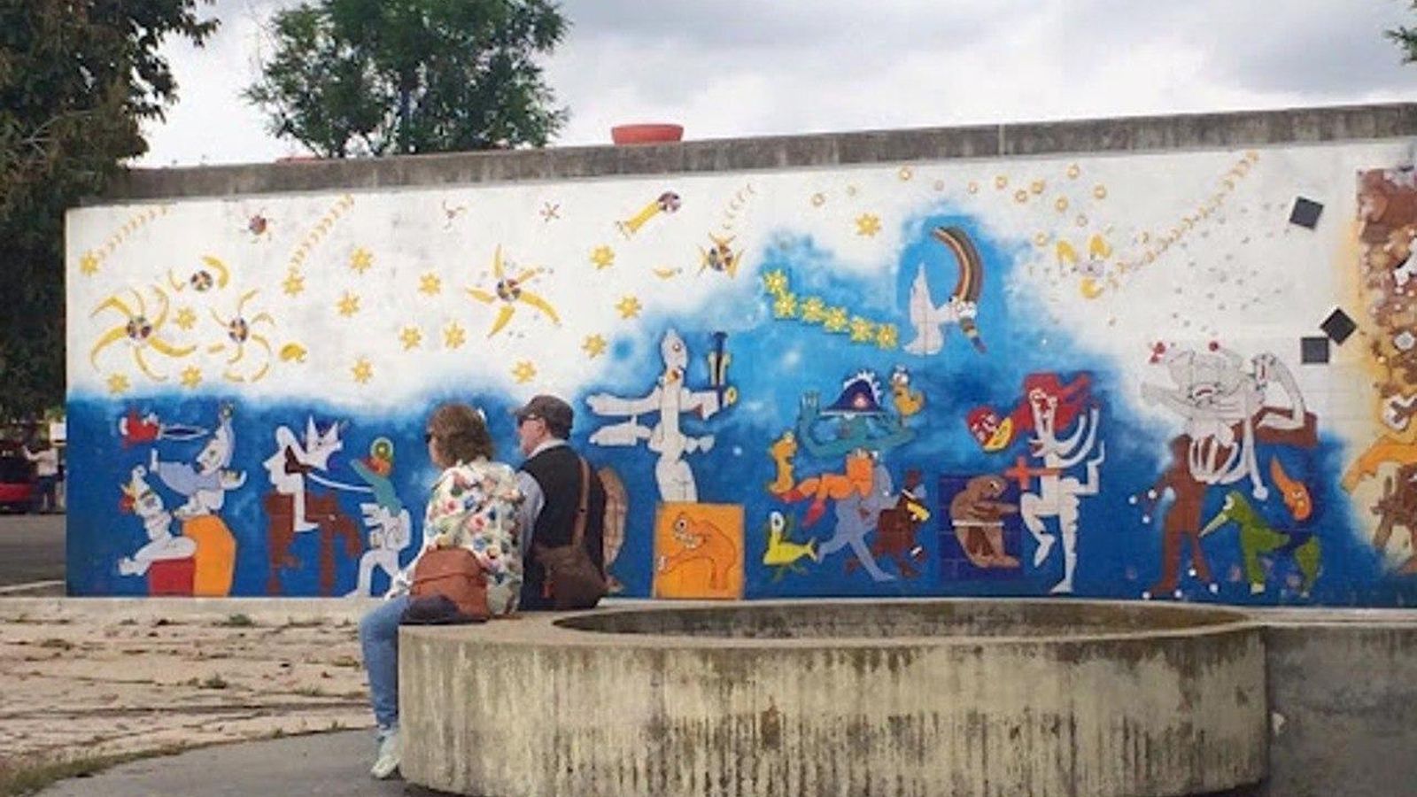 El mural 'Verbo América' en la Puerta de la Barqueta.