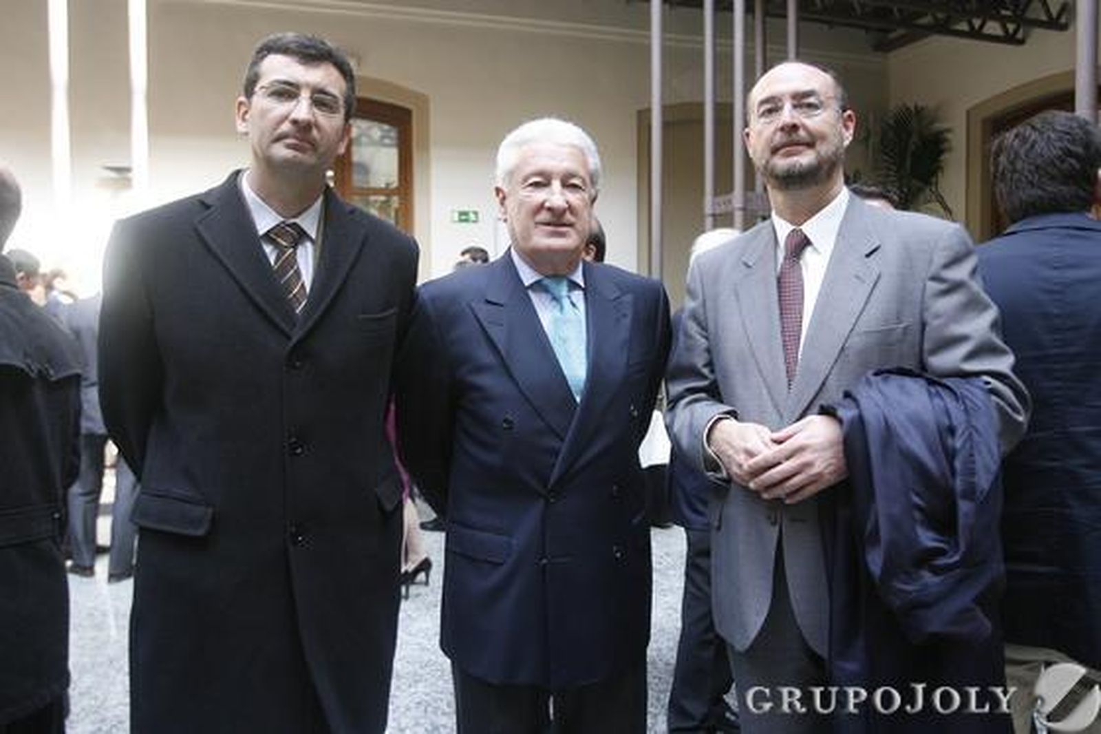 Fernando del Pino Diego junto al presidente del CasinoGaditano, Miguel Nuche, y el gerente y responsable de Patrimonio del Obispado de Càdiz, José Carlos García Solano.

Foto: Julio Gonzalez-Joaquin Pino-Jose Braza