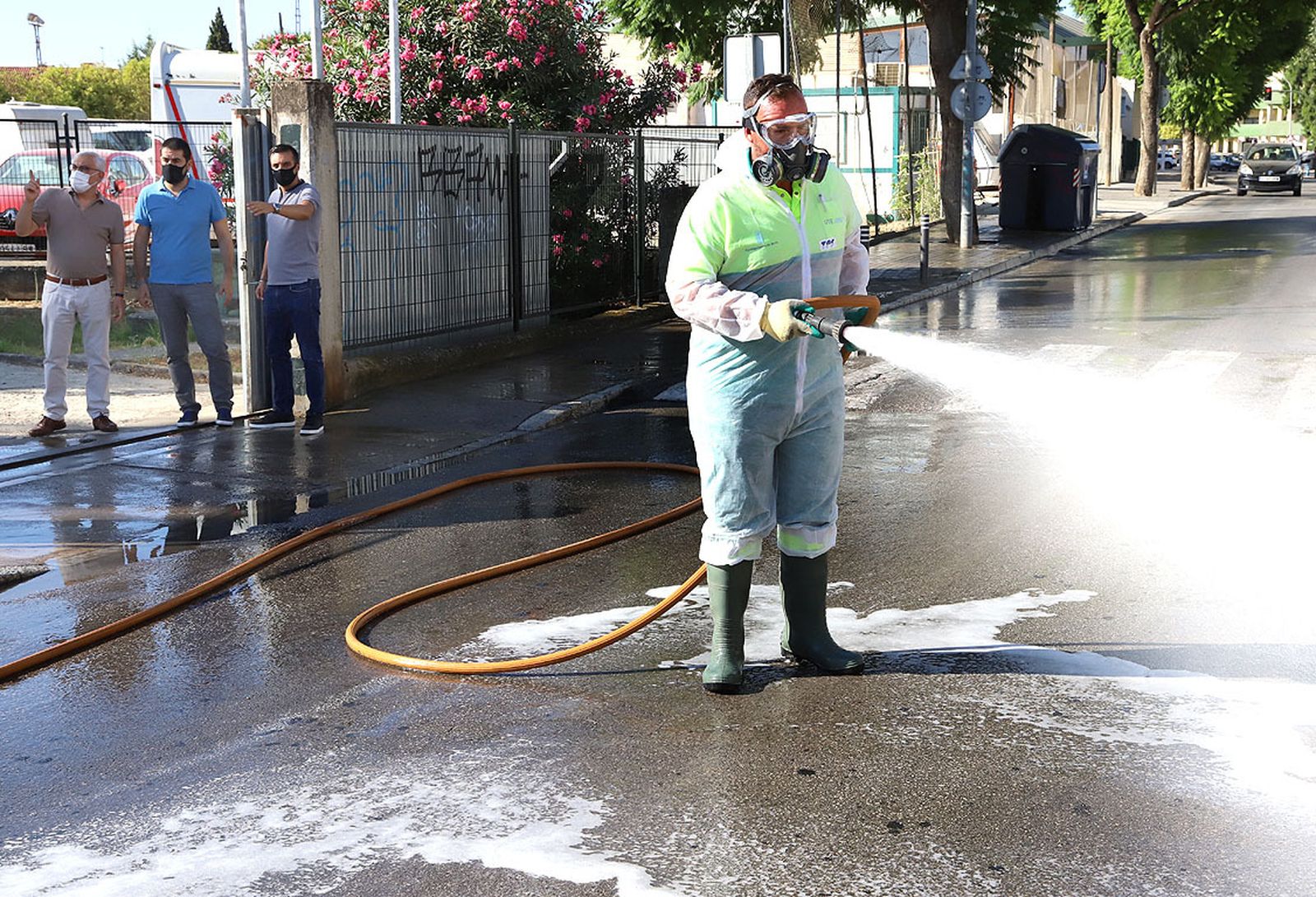 Un operario procede a la limpieza de los exteriores de un centro educativo.