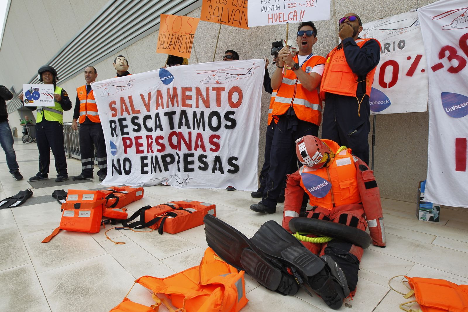 Fotogalería protesta equipo aéreo Salvamento Marítimo en Almería