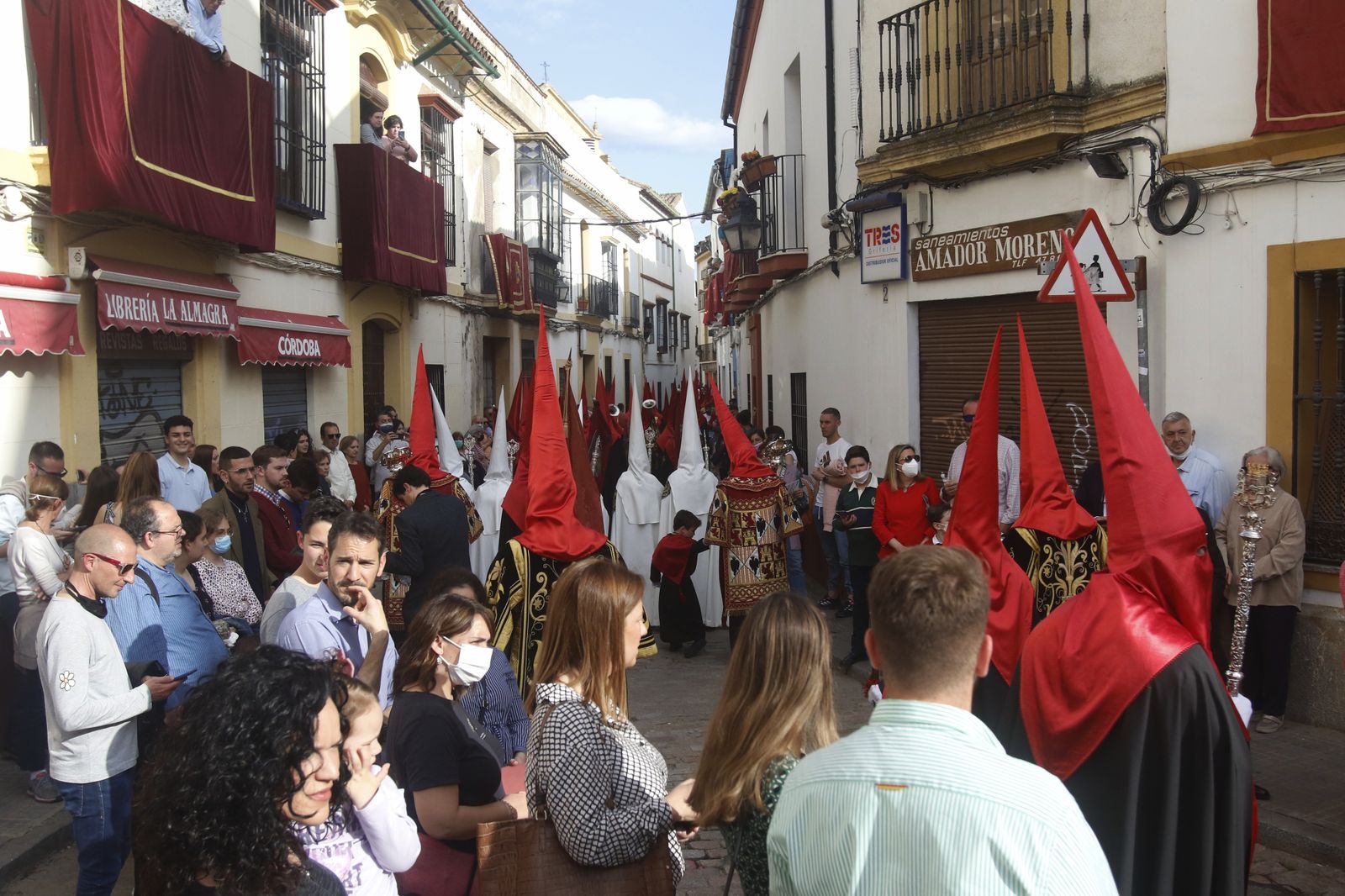 Jueves Santo en Córdoba: La procesión de la Caridad, en imágenes