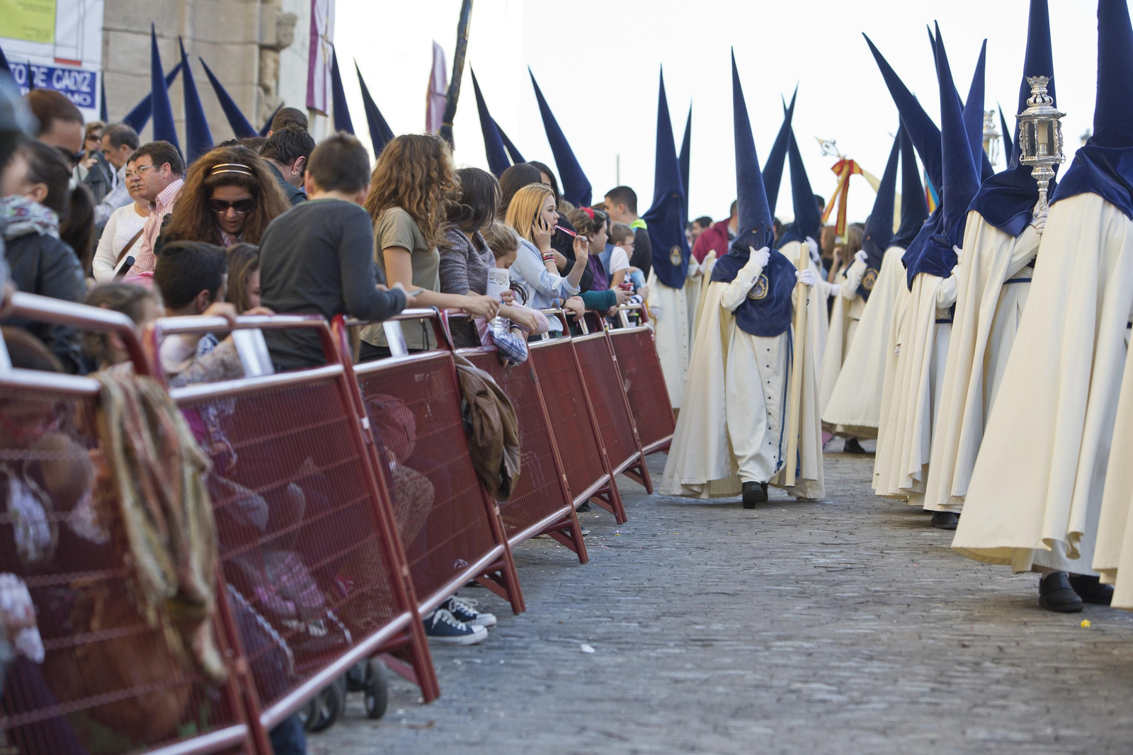 El cortejo de La Palma avanza por Arquitecto Acero, con vallas pero aún sin sillas.