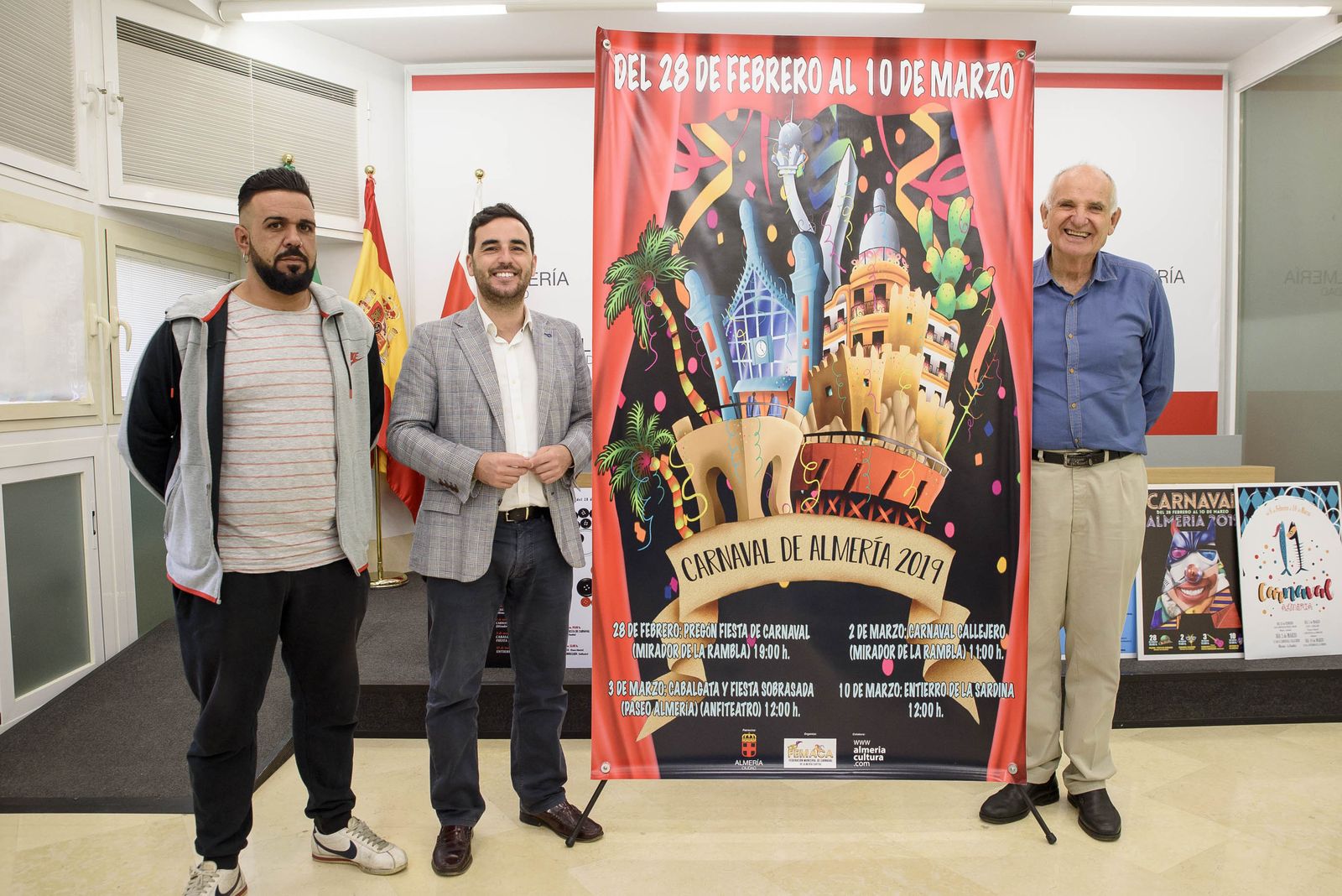 Carlos Sánchez, concejal de Cultura junto a Nicolás Castillo, presidente de FEMACA con el nuevo cartel.
