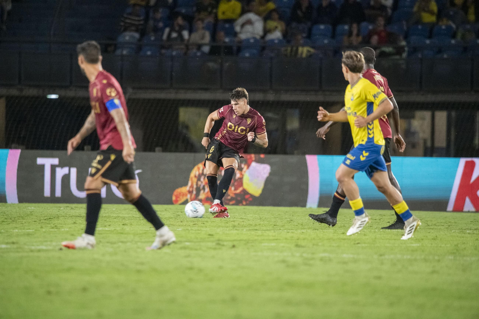 Iker Recio golpea el balón en el Las Palmas-Cádiz.
