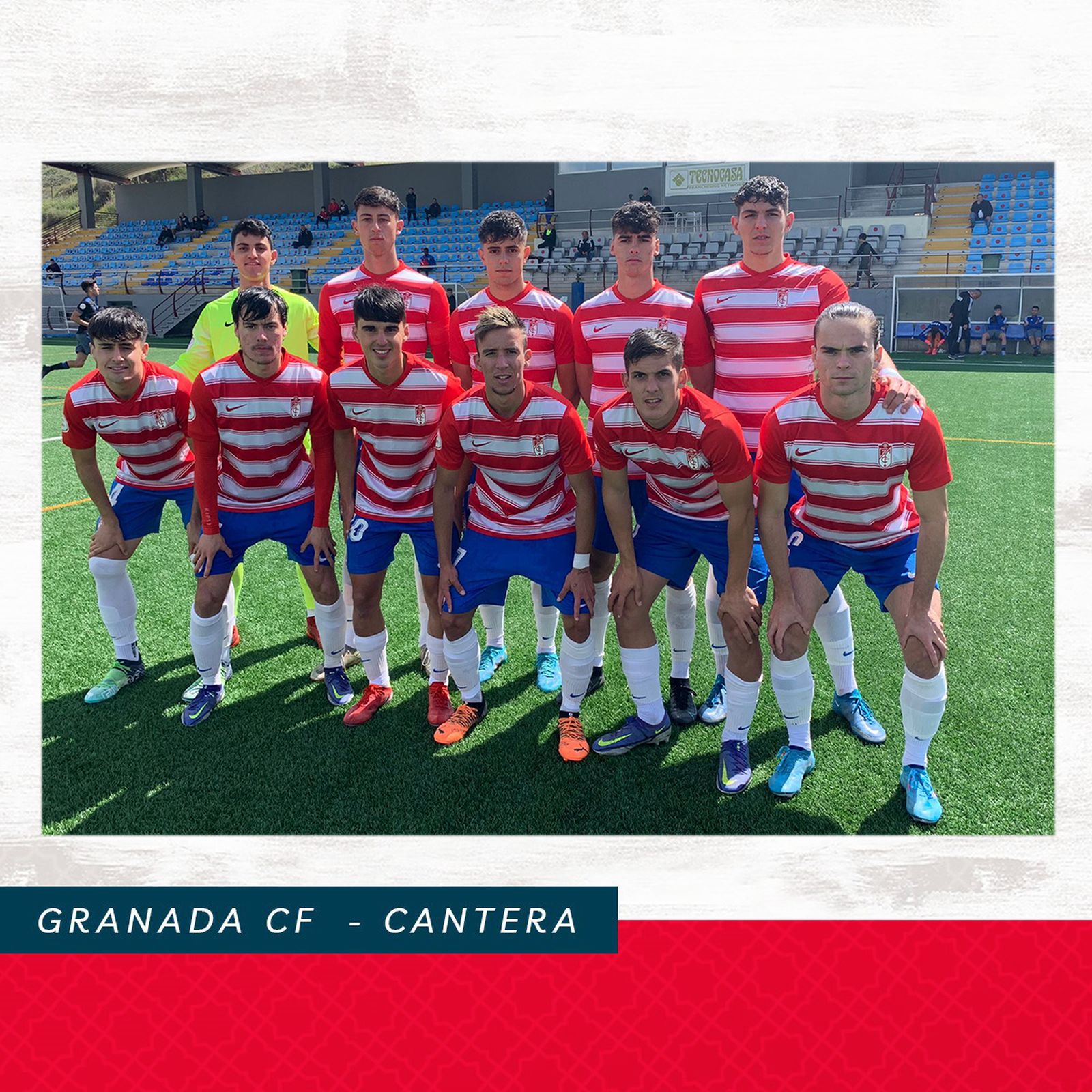 Alineación del juvenil en el campo del Jóvenes Promesas.