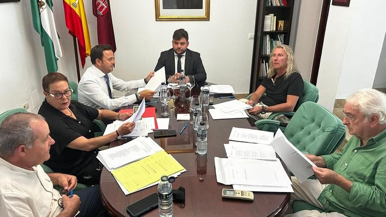 El jurado durante el fallo del prestigioso premio.