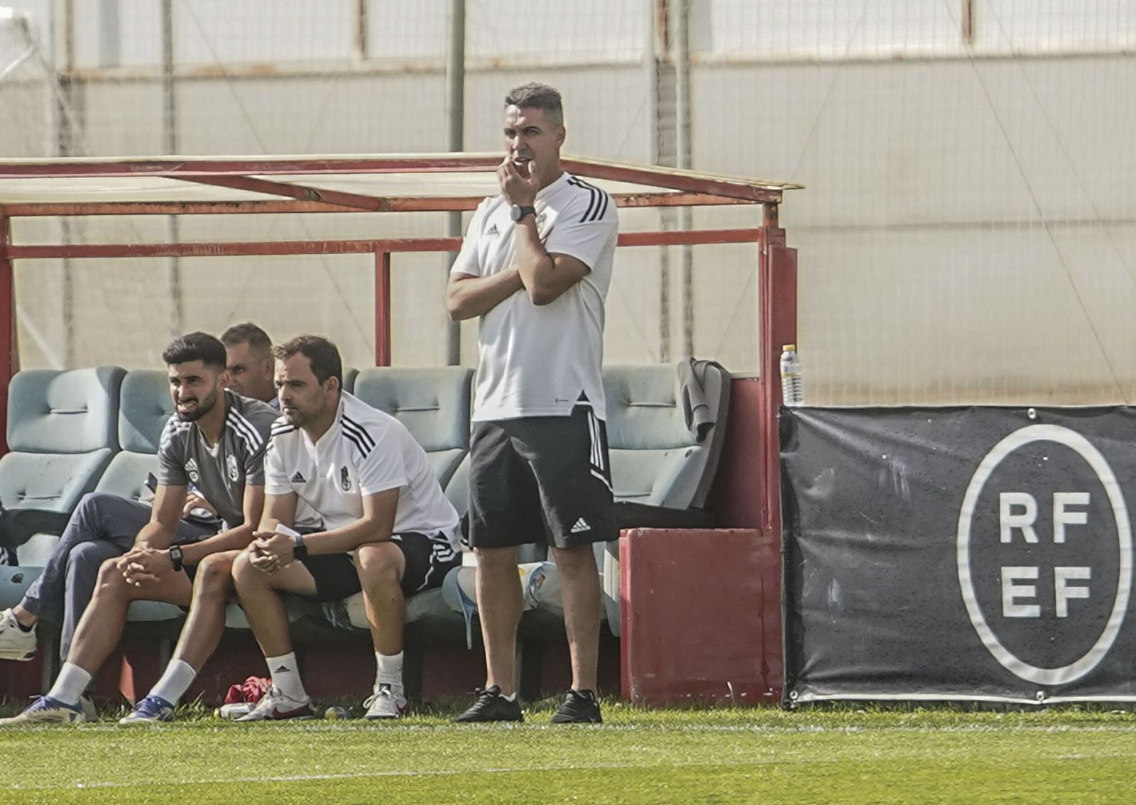 Juan Antonio Milla observa un lance del juego.