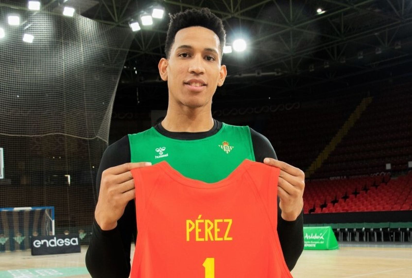 Tyson Pérez posa con una camiseta de la selección española.