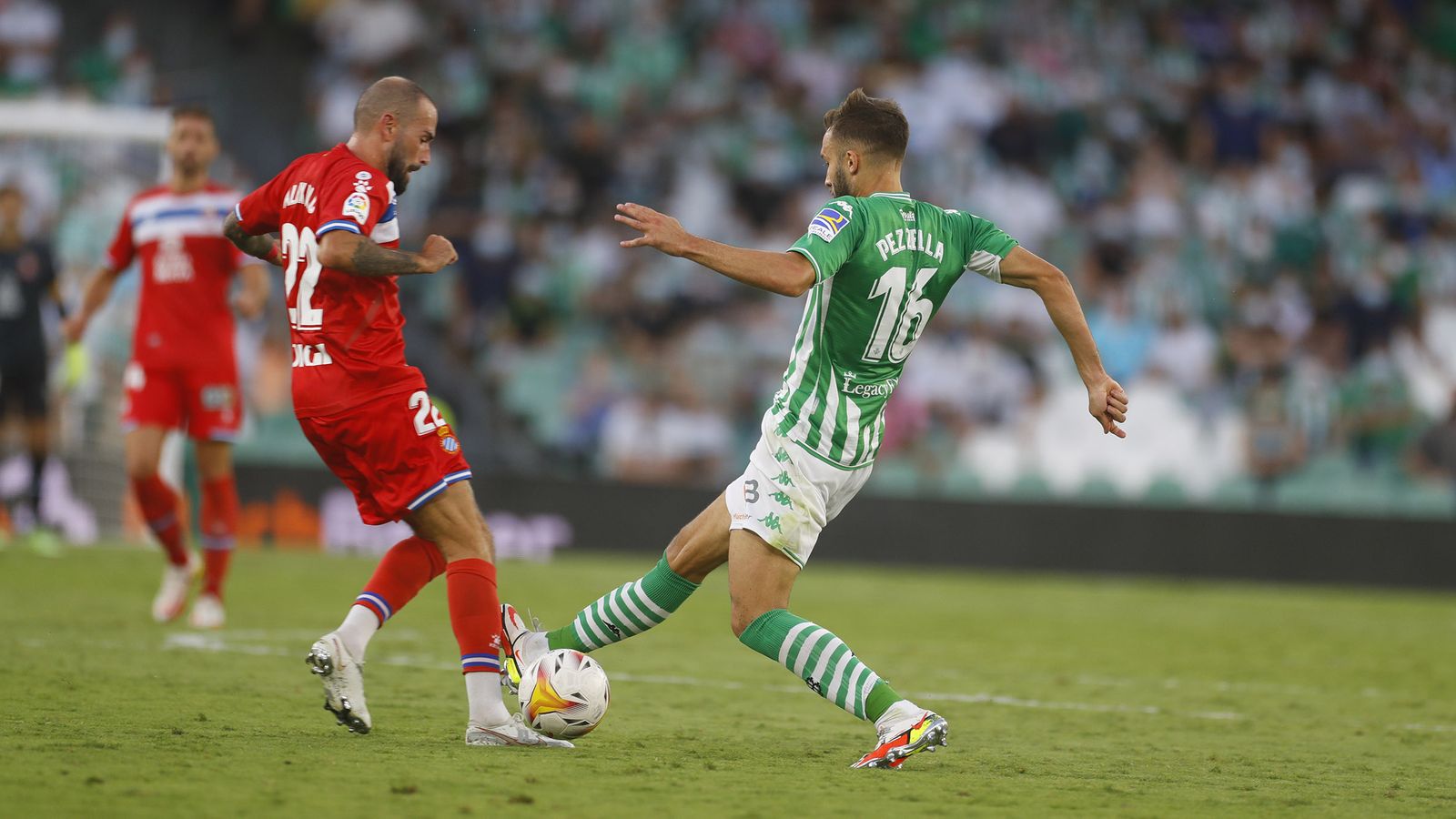 Pezzella le entra con fuerza a Aleix Vidal en la jugada de su expulsión a través del VAR.