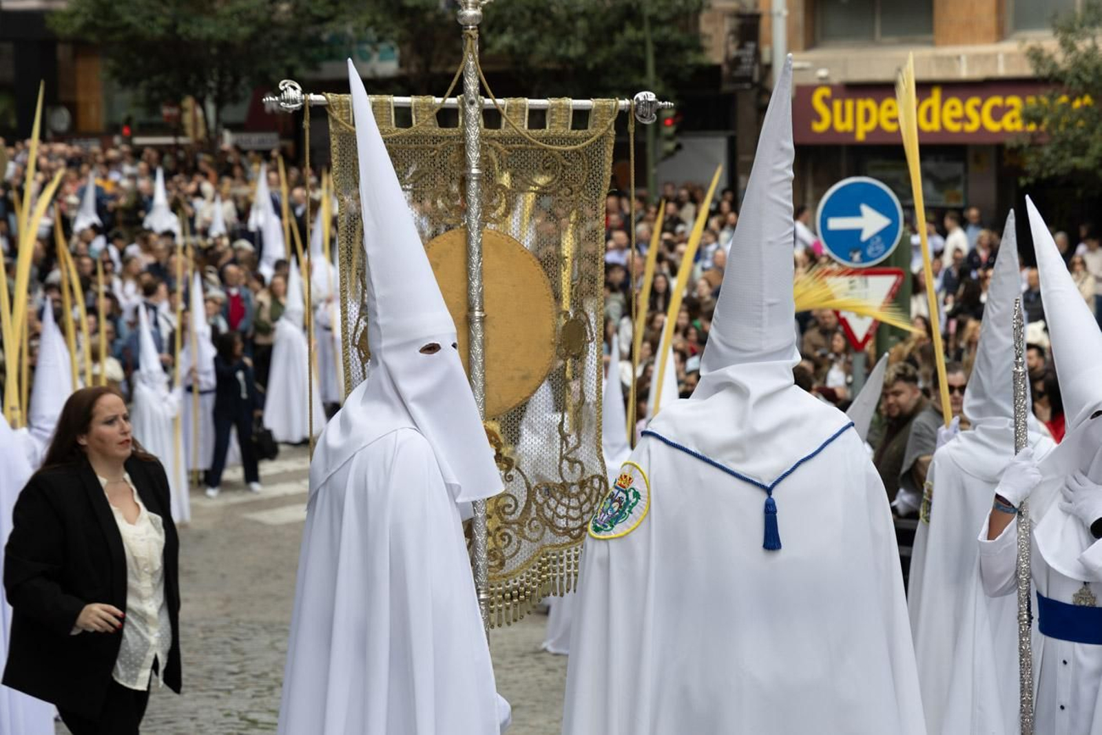 Los jiennenses se echan a la calle para presenciar la primera de las procesiones de la jornada: la Borriquilla (I)
