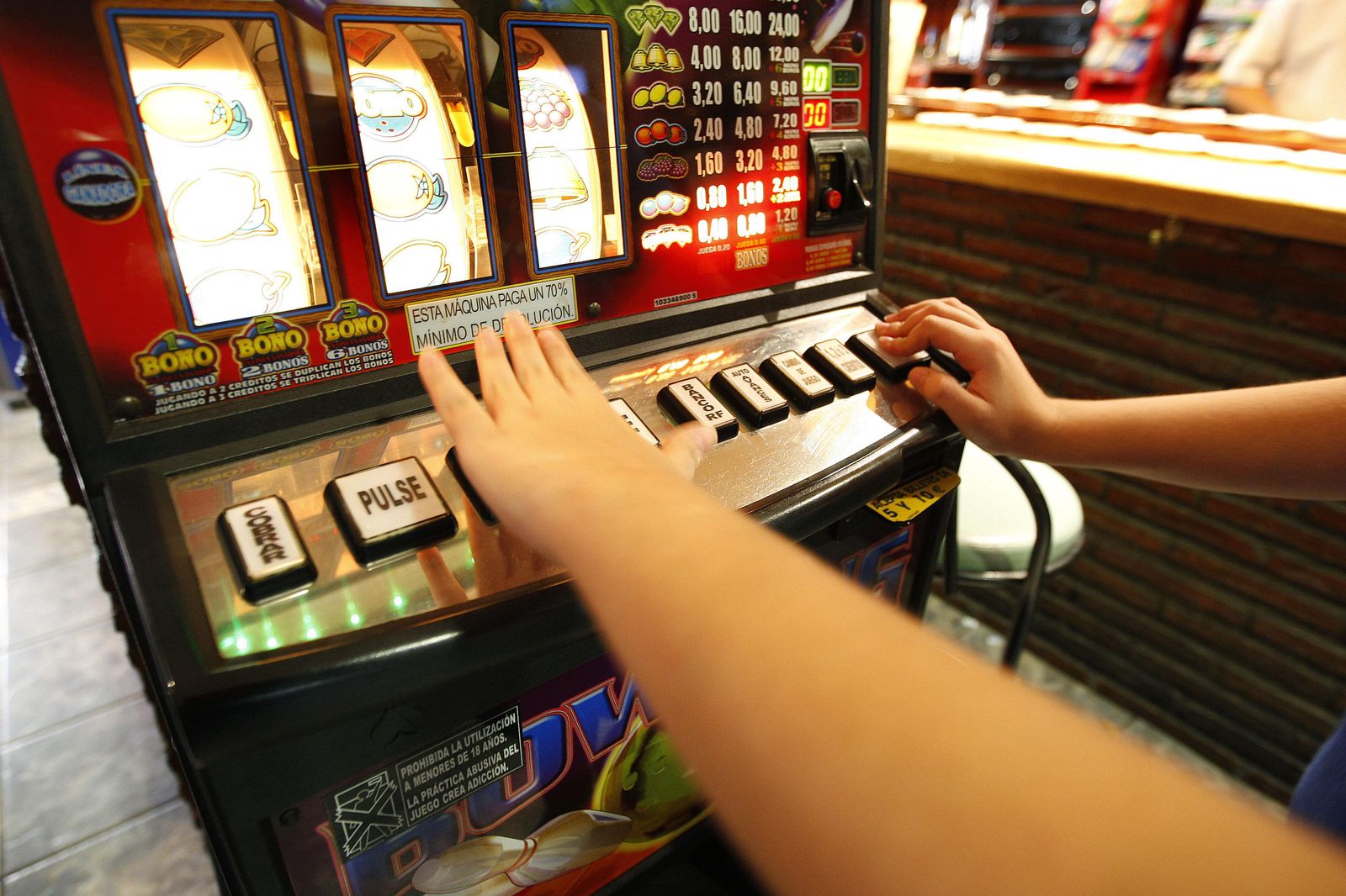 Una máquina tragaperras en un salón de juegos.