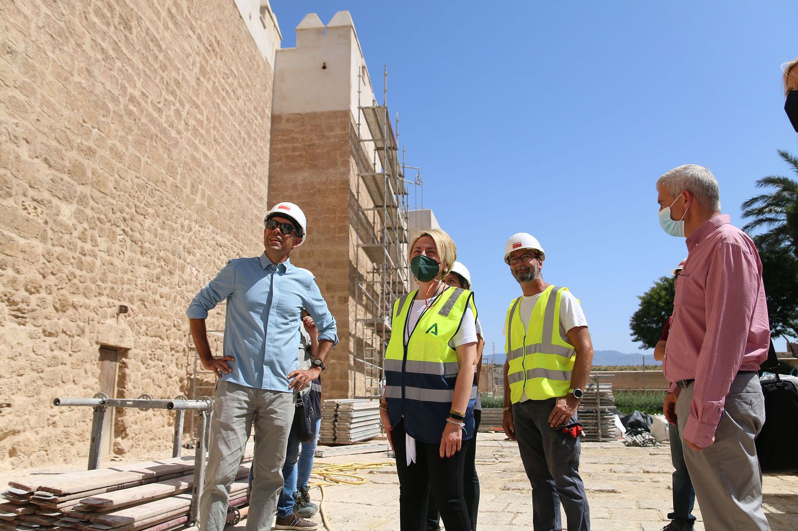 Eloisa Cabrera en la visita realizada al Muro de la Vela de la Alcazaba.