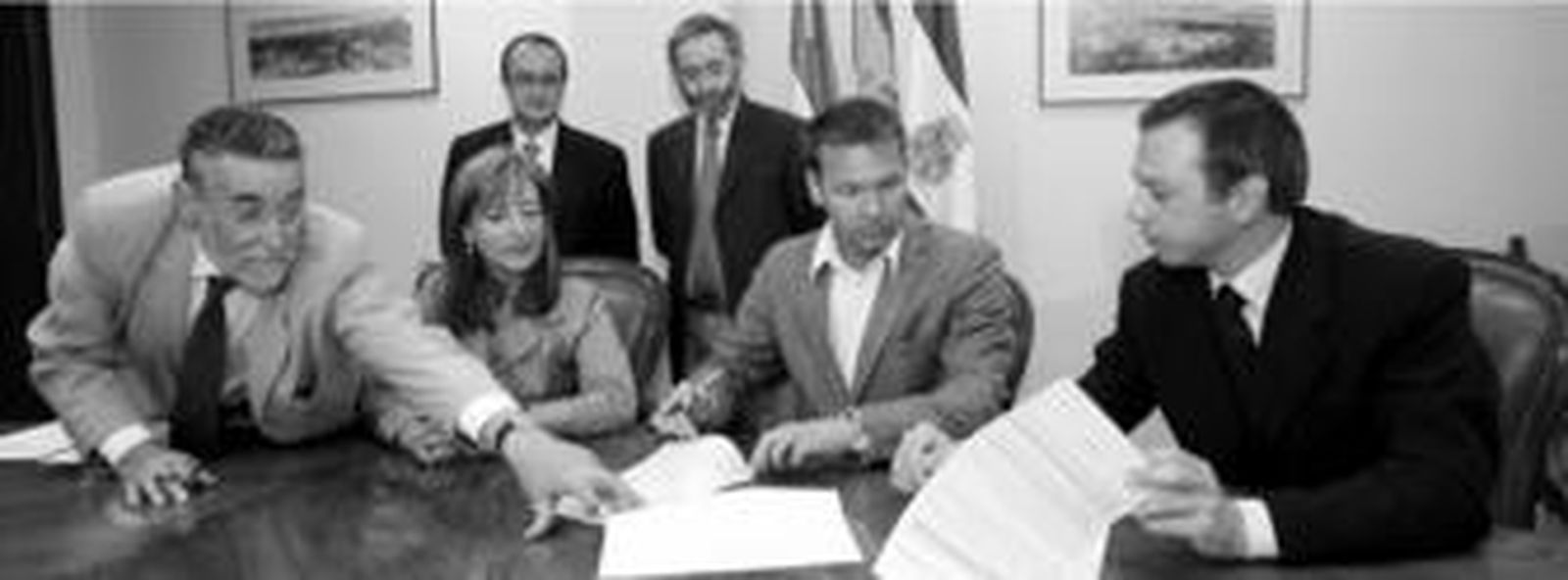 En la imagen, Manuel Báez, secretario del Ayuntamiento, Pilar Sánchez, Michael Hansen y Sylvain Laval, firman la licencia final para las obras de Ikea, ayer en el Ayuntamiento.