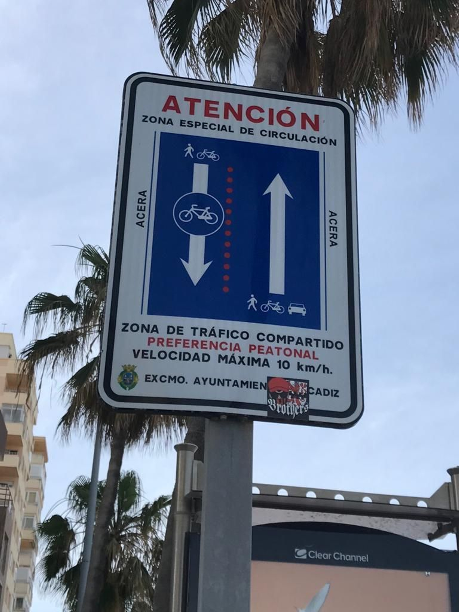 Señal que anuncia el Tráfico Compartido en el Paseo Marítimo.