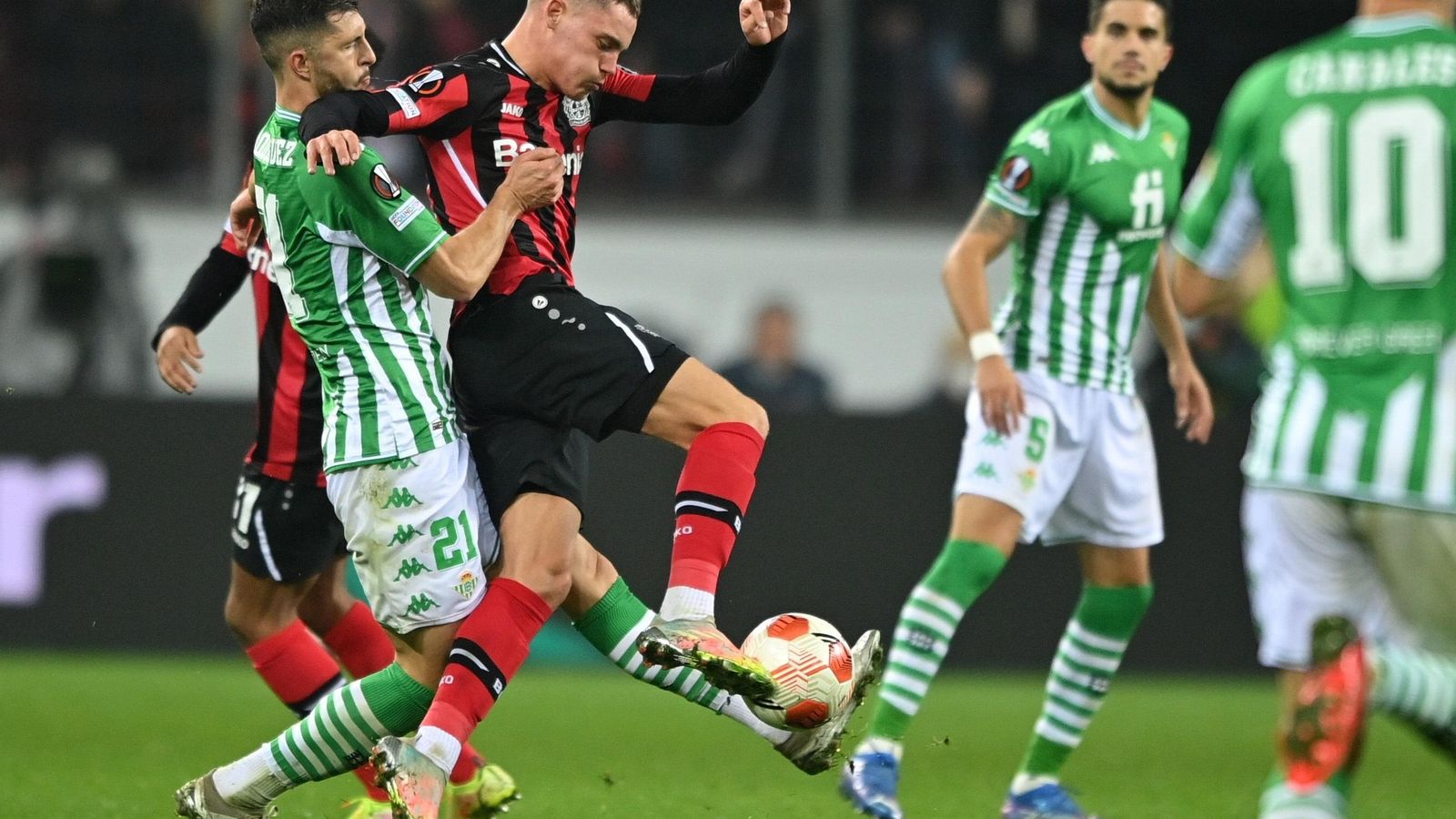 Wirtz, la joven estrella alemana, se lleva el balón ante Guido Rodríguez.