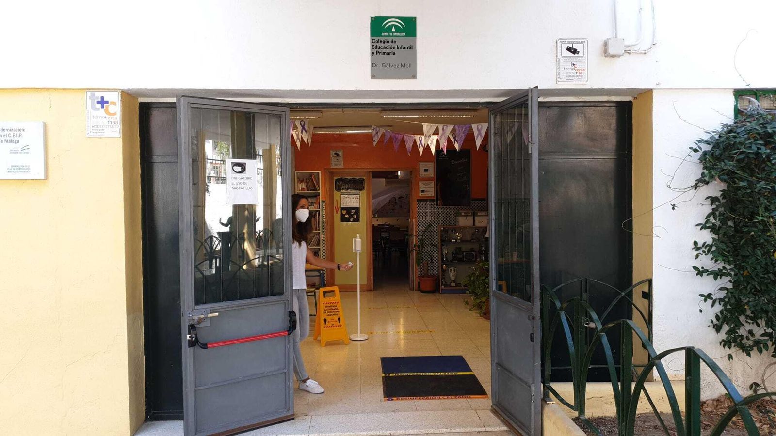 Alfombrilla desinfectante y gel para recibir a los alumnos en el Gálvez Moll. Alfombrilla desinfectante y gel para recibir a los alumnos en el Gálvez Moll.