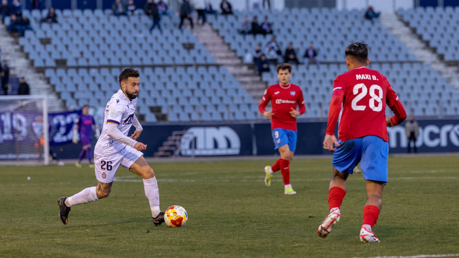 Ñito González encara a un defensor del CD Estepona.