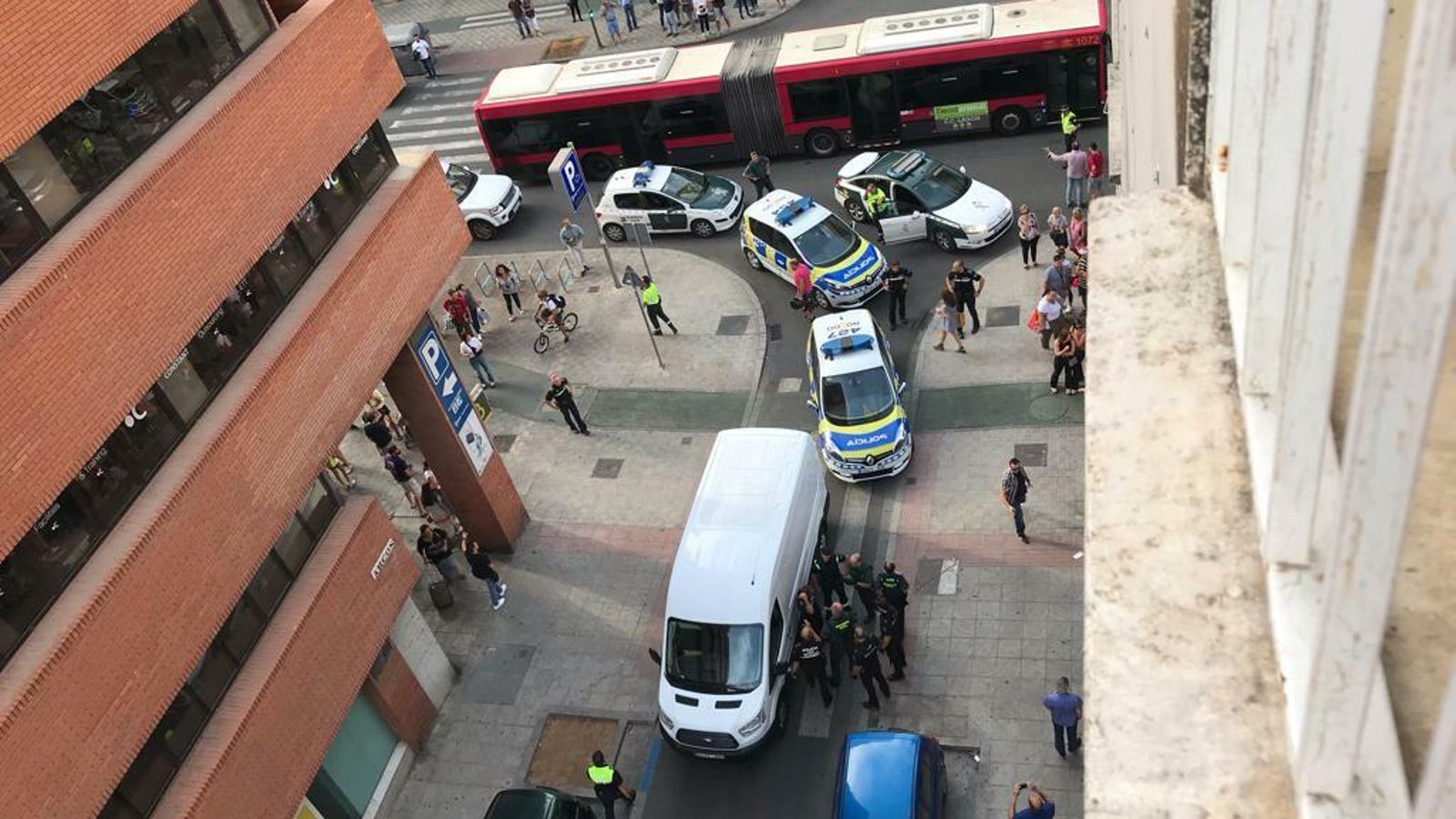 Varios policías entorno a la furgoneta del detenido.