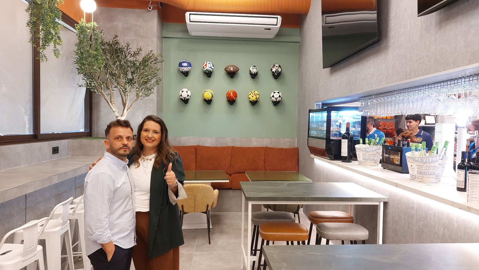 Patricia Chatulani y Antonio Tineo, propietarios del sport bar El VAR, en Bahía Plaza.