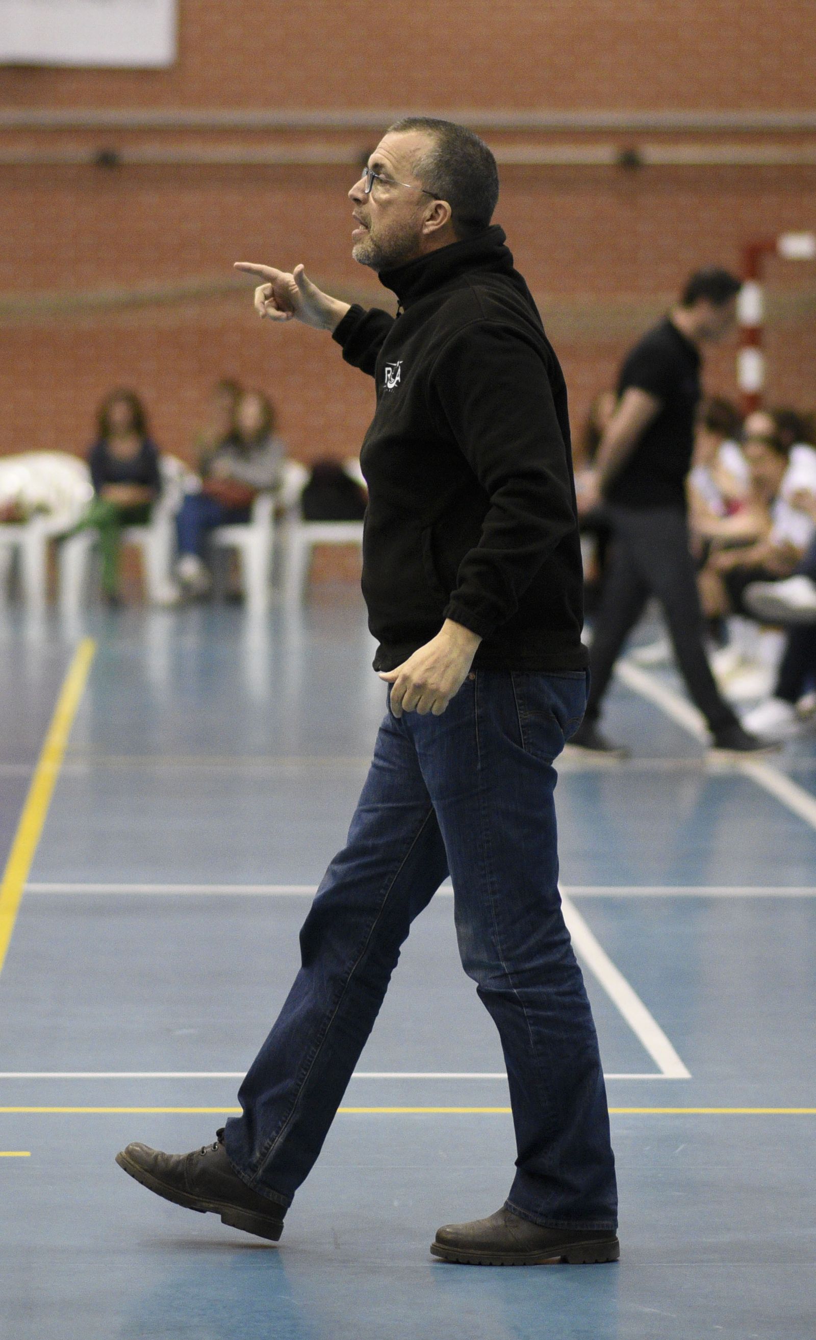 Quique Gutiérrez dirige un partido en el Paquillo Fernández