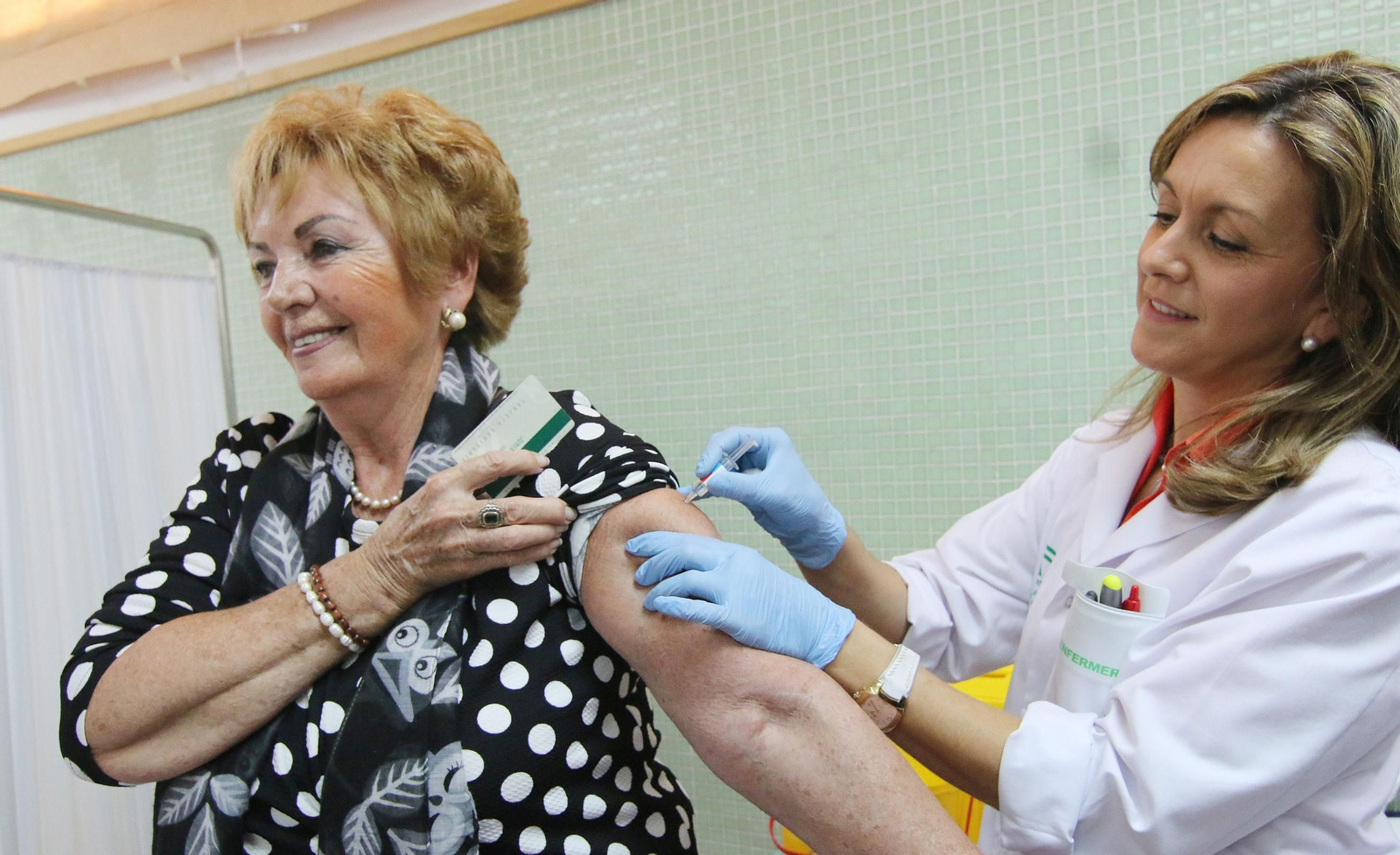 Una mujer se vacuna en un centro de salud de la capital.