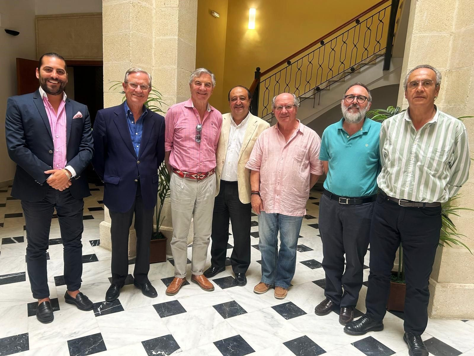 Los asistentes a la reunión, con Francisco Zurita.