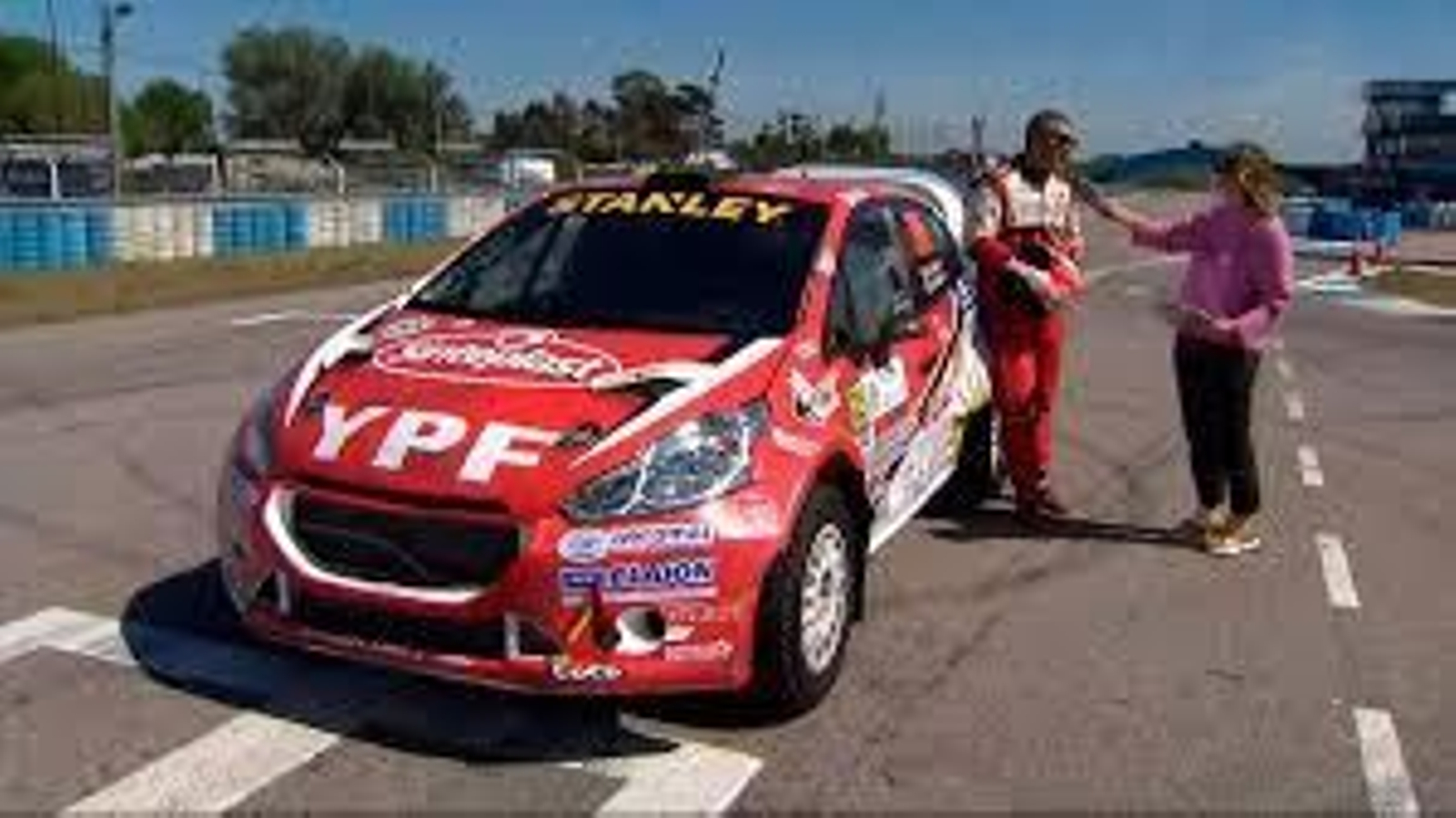 Zeballos junto a su vehículo en una prueba anterior