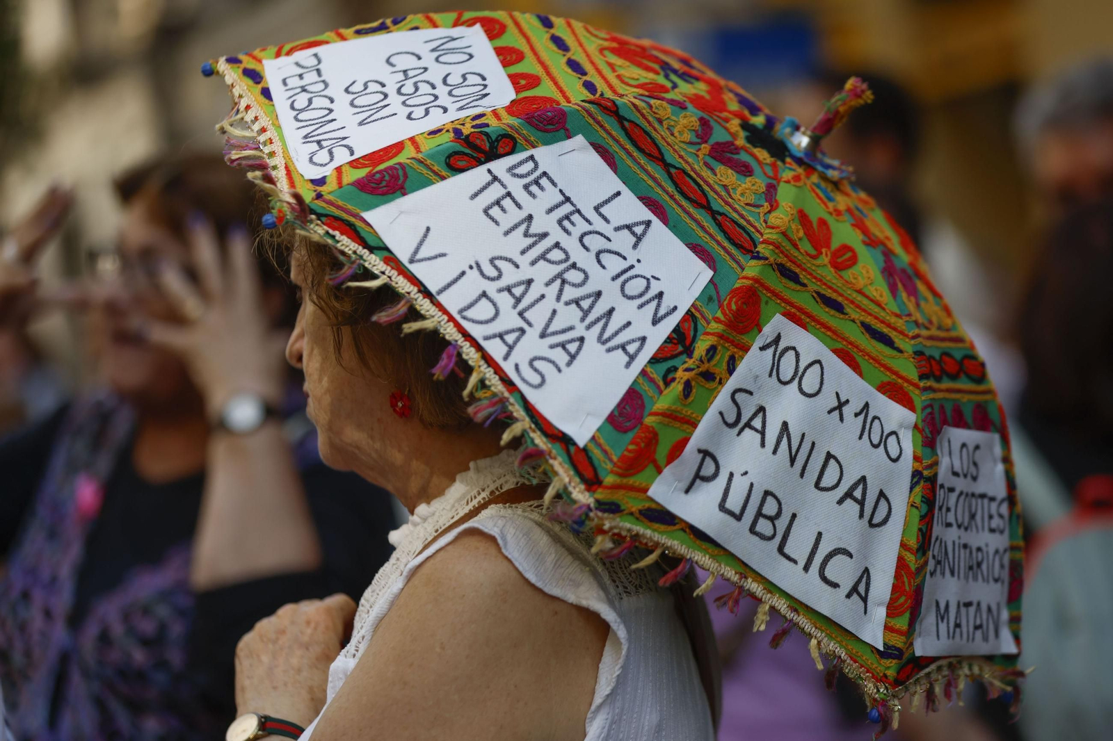 Una mujer en una de las protestas contra los fallos en el cribado del cáncer de mama en el Servicio Andaluz de Salud