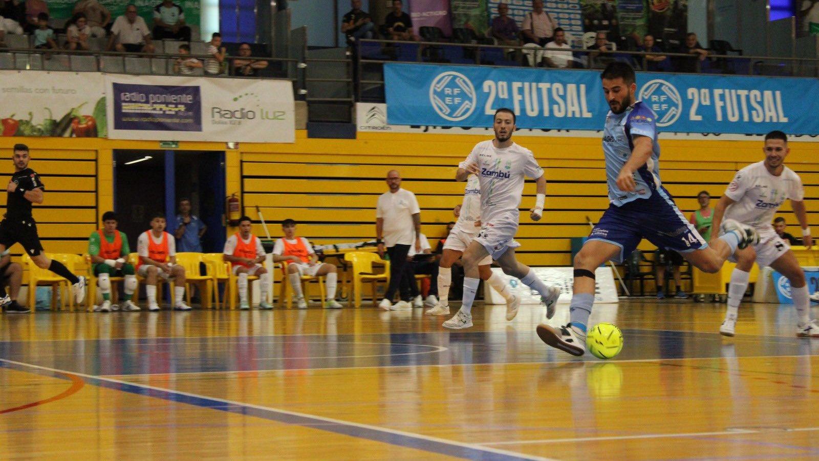 Cola prepara la pierna para el disparo durante un encuentro de esta temporada frente a los murcianos.