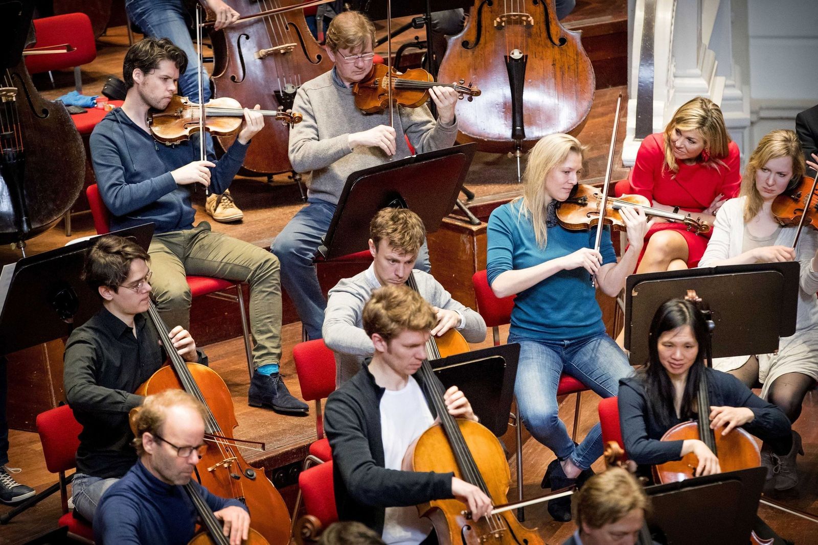 Máxima de Holanda escucha de cerca a la Orquesta Real.