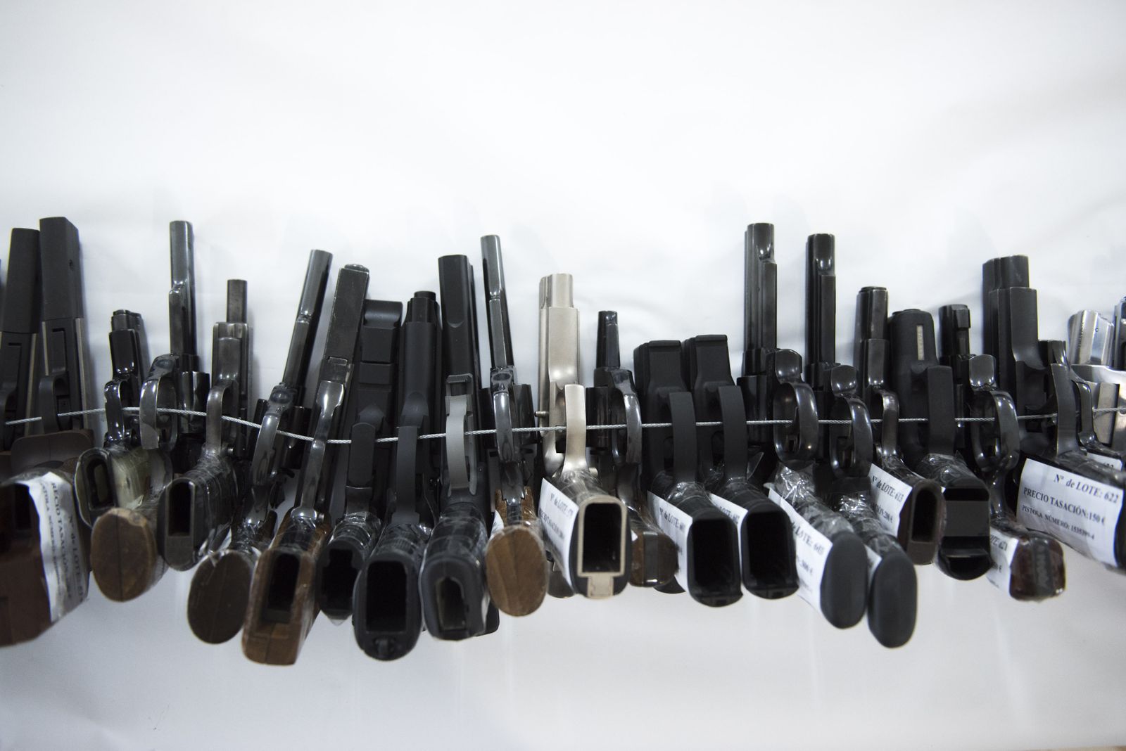 Imágenes de las armas subastadas por la Guardia Civil en Granada