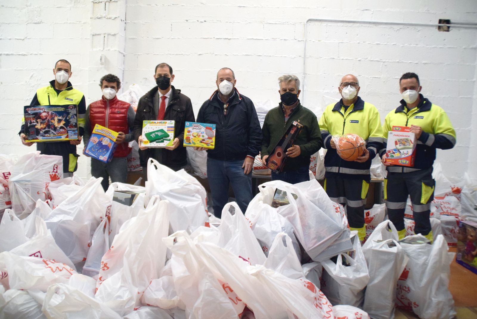 Donación de juguetes por parte de Hidralia a la campaña 'Ningún niño sin juguete'.