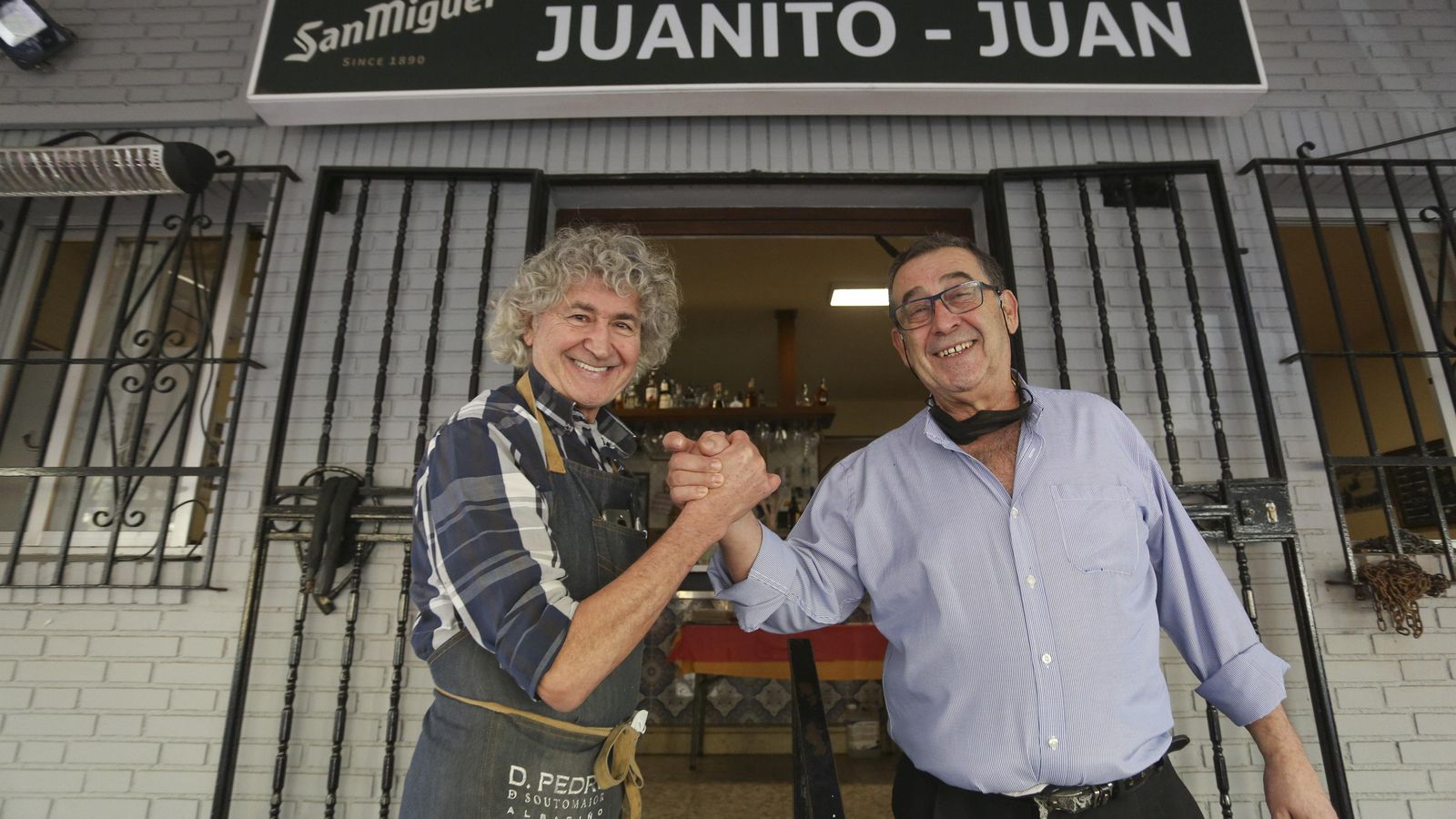 Pepe y Enrique, fundadores de Juanito Juan, a la puerta de su restaurante.