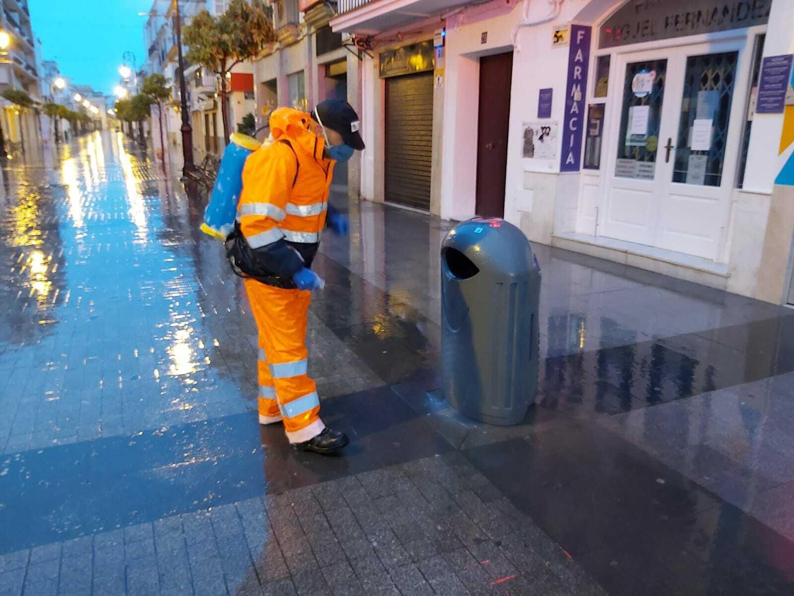 Trabajos municipales de limpieza y desinfección en la céntrica calle Ancha de Sanlúcar.