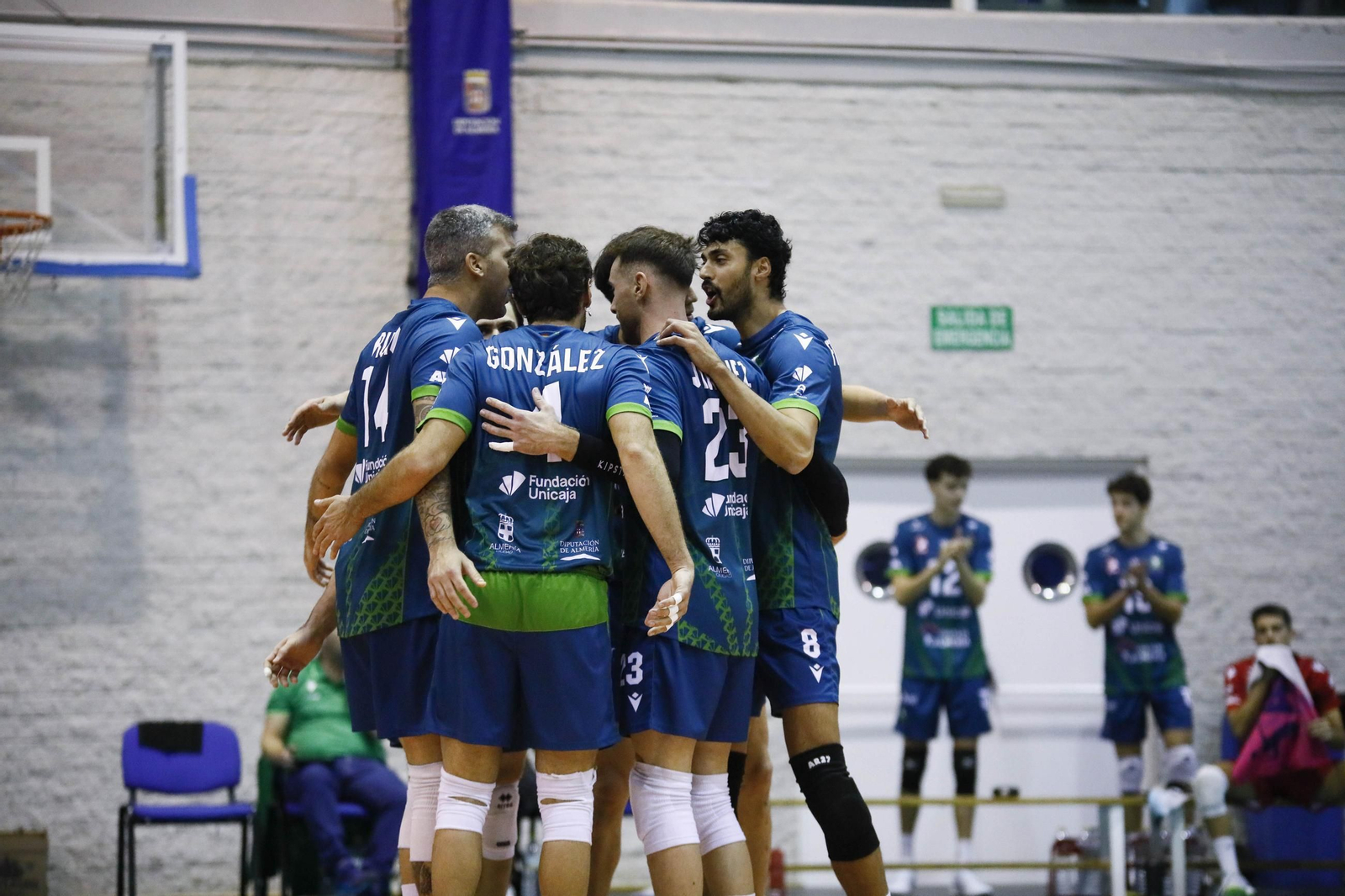 Los ahorradores celebran un punto durante su encuentro de la pasada jornada disputado en el Moisés Ruiz.