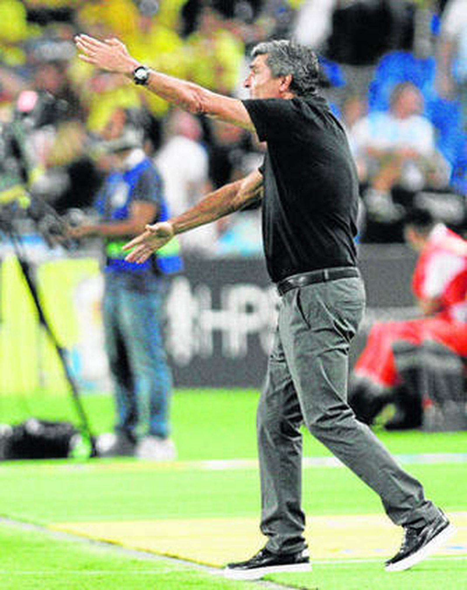 Juande Ramos da indicaciones desde la banda.