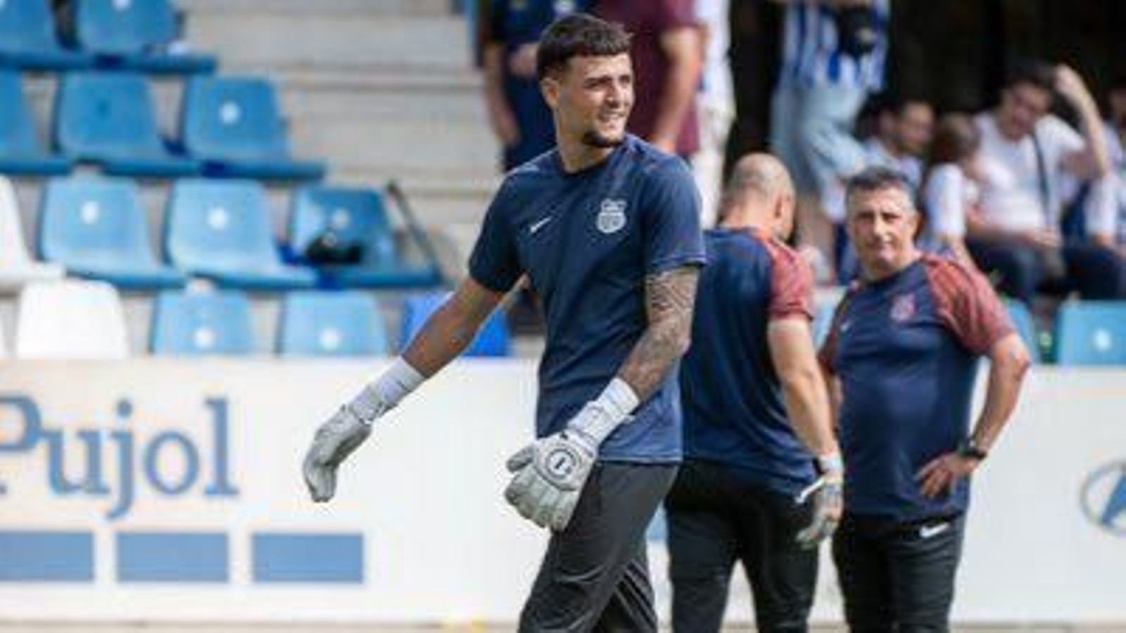 Alejandro Palop, el hijo de Palop, calentando con el CD Teruel.