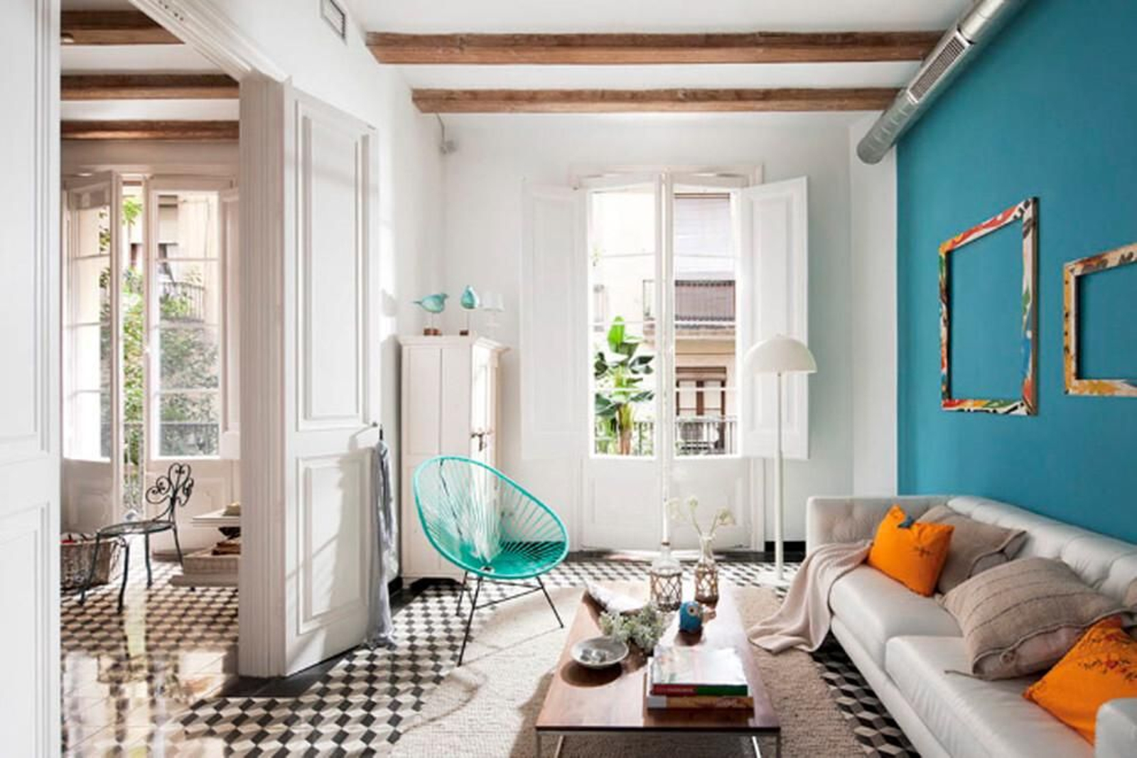 Pintar una pared de otro color, la luminosidad de la habitación y algunos tonos vivos, por ejemplo, en los cojines, claves a la hora de redecorar la casa.