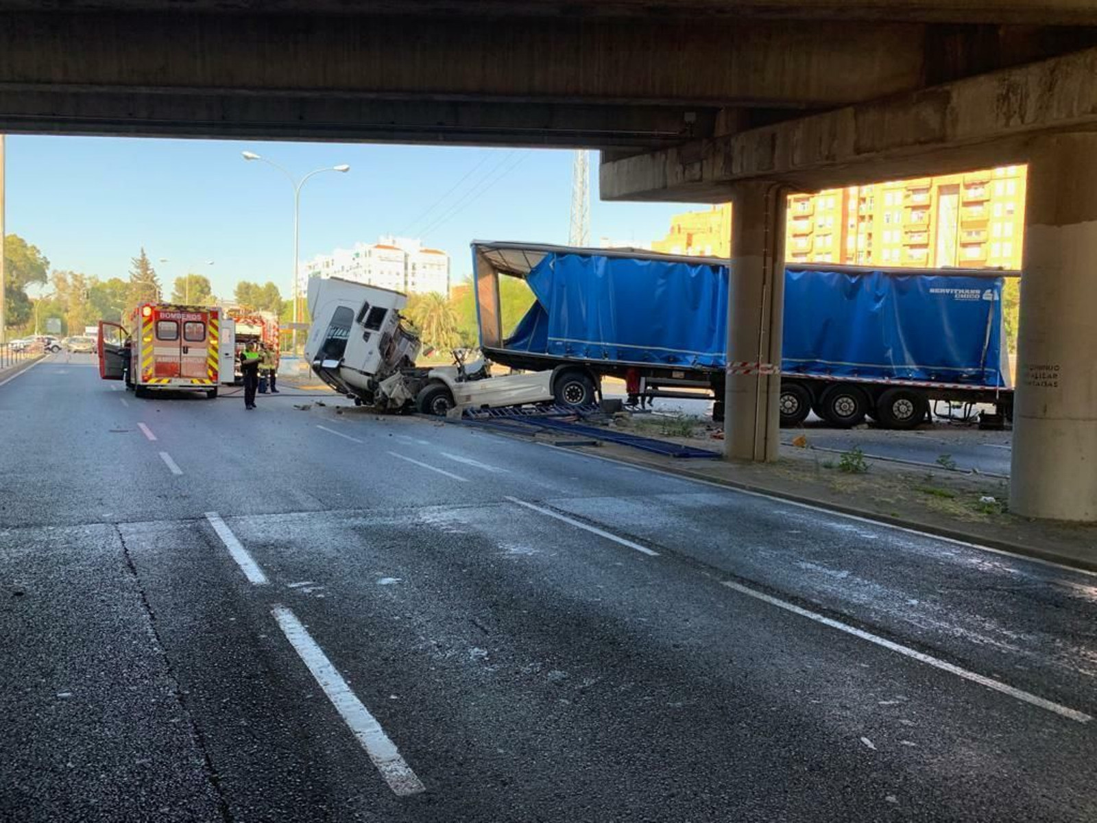 Las imágenes del camión accidentado en Montes Sierra