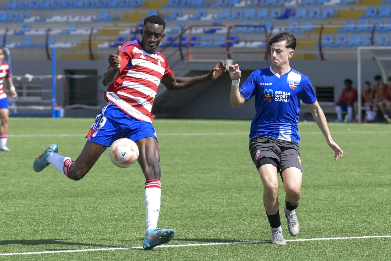 Eghosa intenta el disparo en el duelo en el Antonio Bailón.