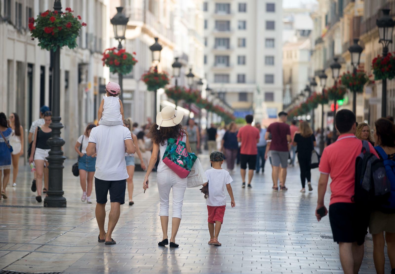 Varias personas pasean por la calle Larios en Málaga.