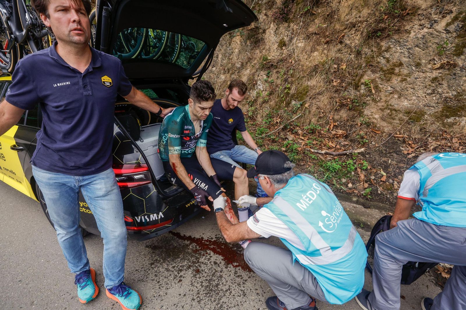 El belga Wout van Aert, líder de la regularidad y la montaña, al abandonar la Vuelta 2024 este martes.