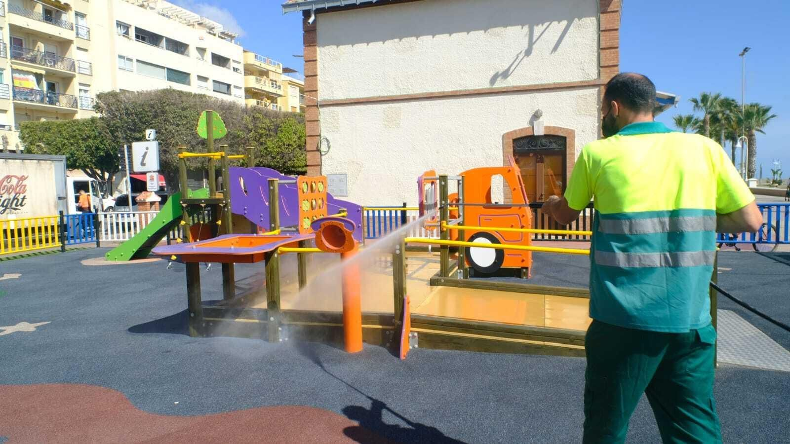Imagen de archivo de un trabajador del servicio de limpieza que prestaba Emmsa. Imagen de archivo de un trabajador del servicio de limpieza que prestaba Emmsa.