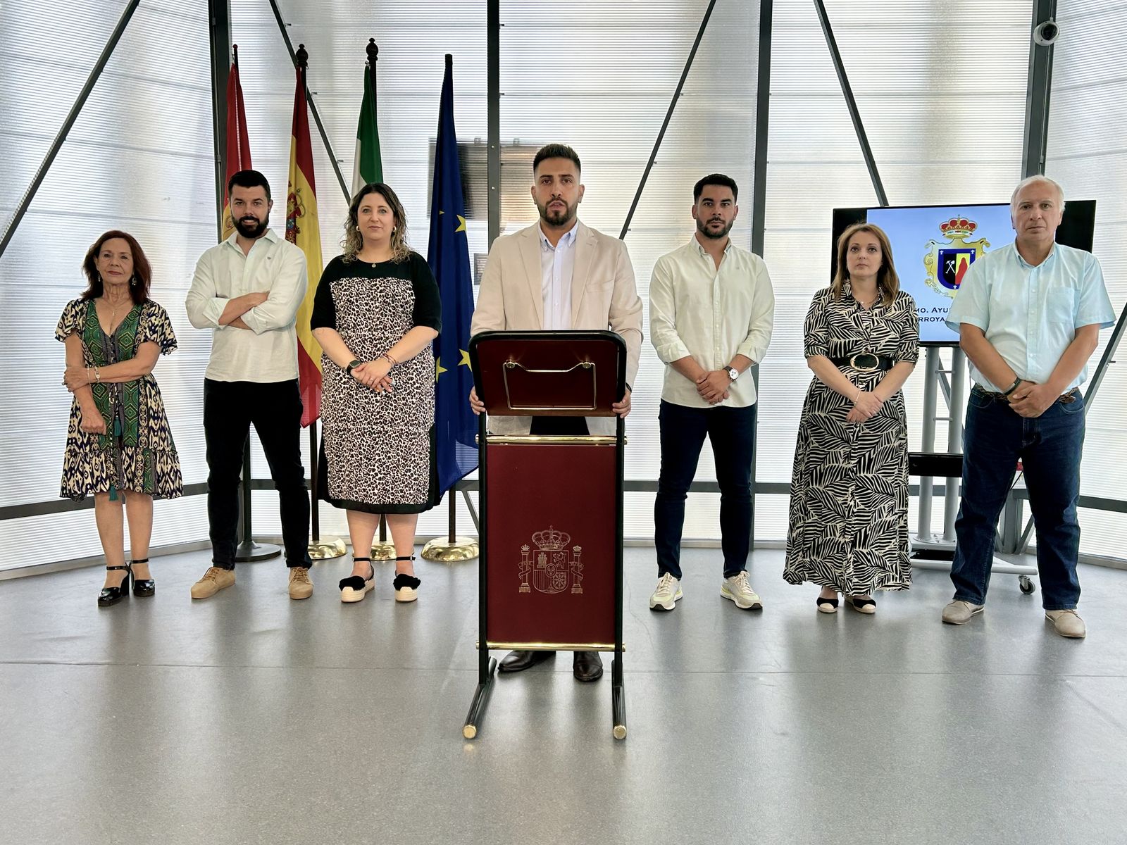 Víctor Manuel Pedregosa, escoltado por su equipo de gobierno, hace balance de su primer año de mandato.