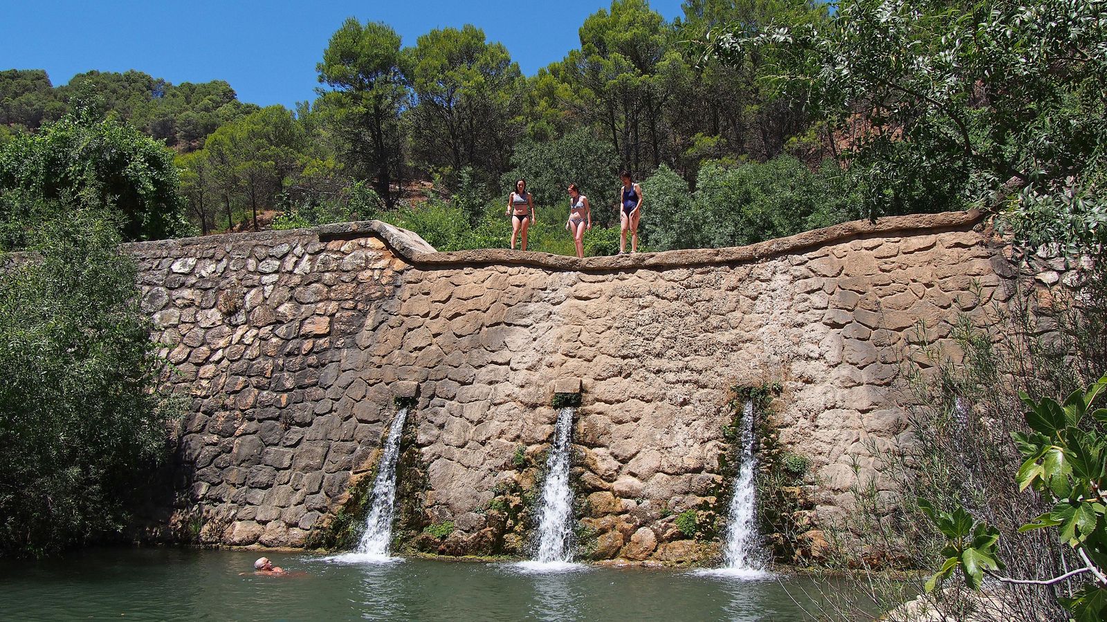 Baño del Dique en el río Turón. Podemos asegurar que no saltaron. Baño del Dique en el río Turón. Podemos asegurar que no saltaron.