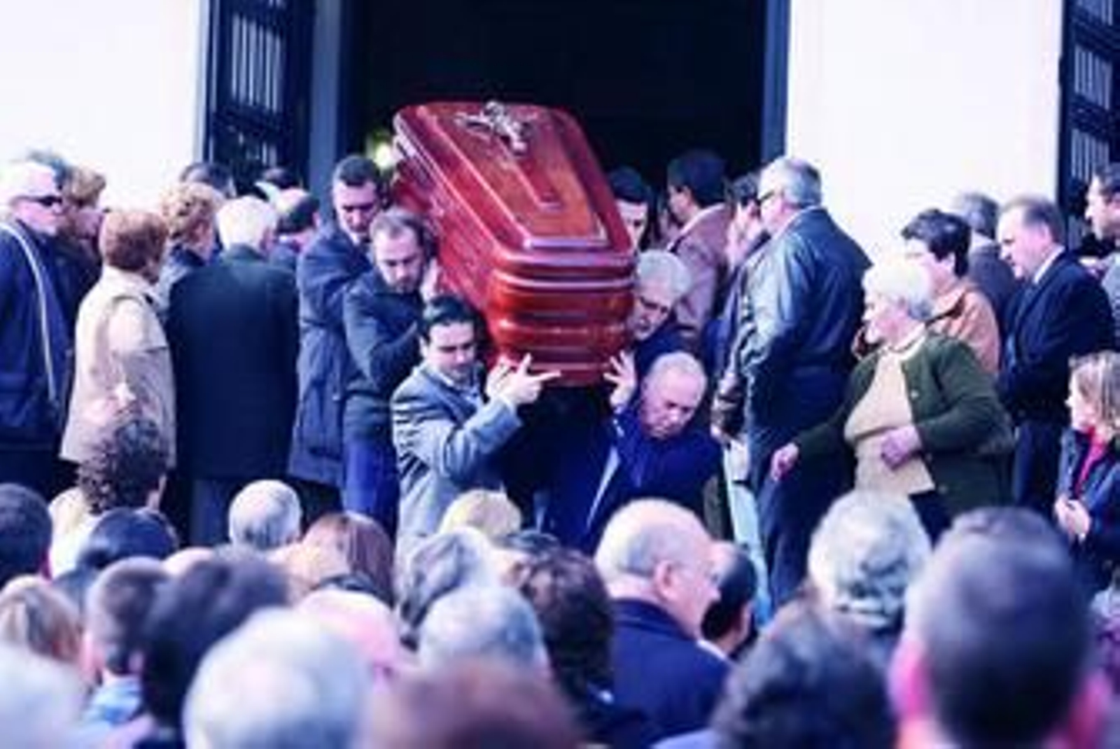 Miles de personas acompañaron ayer a la familia del empresario hasta la iglesia donde se ofició el entierro.